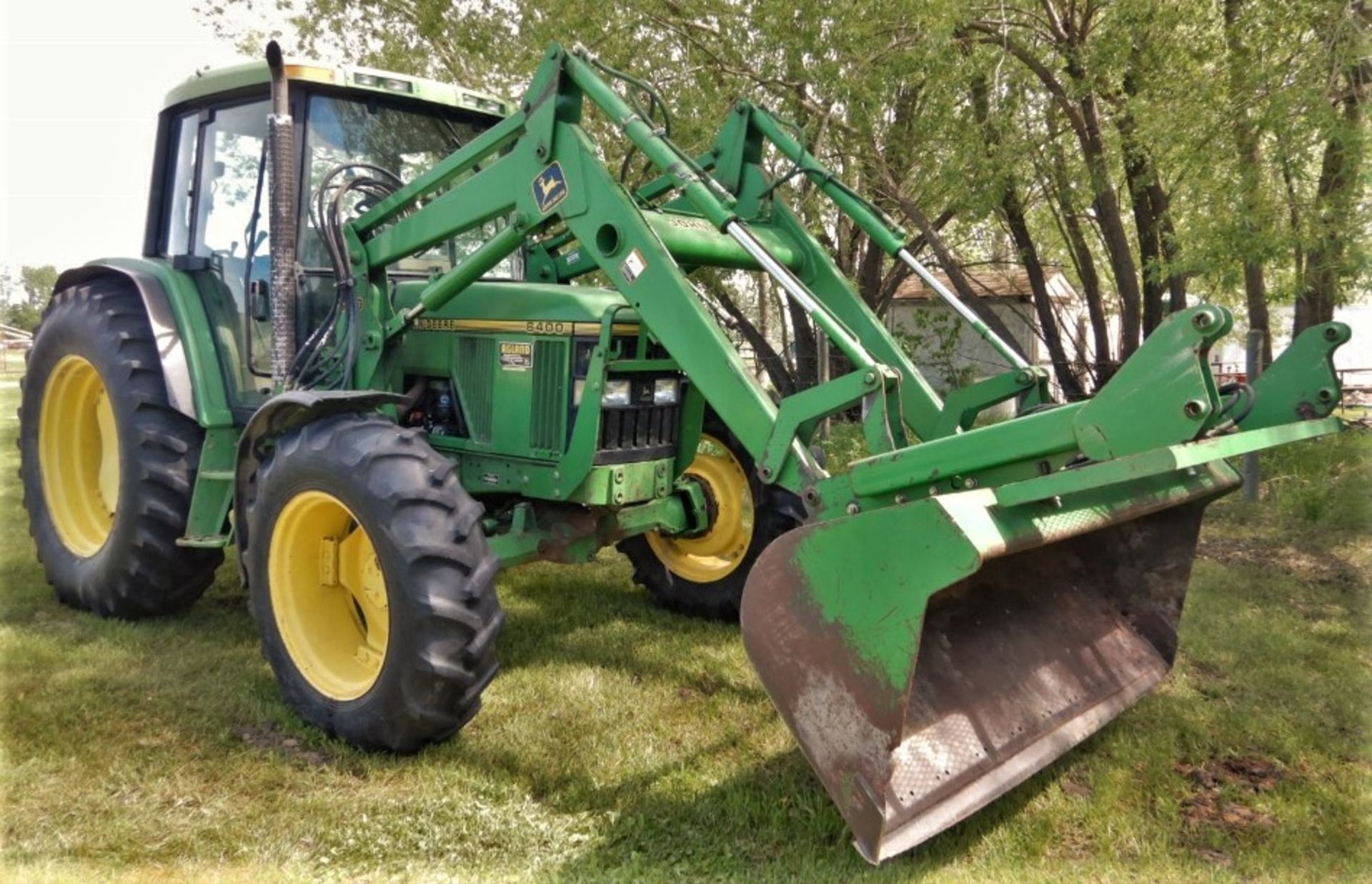 JOHN DEERE 6400 FWA TRACTOR W/FEL, GRAPPLE (GRAPPLE NOT ATTACHED - NO RAM) & 3PT HITCH, 7486 HOURS