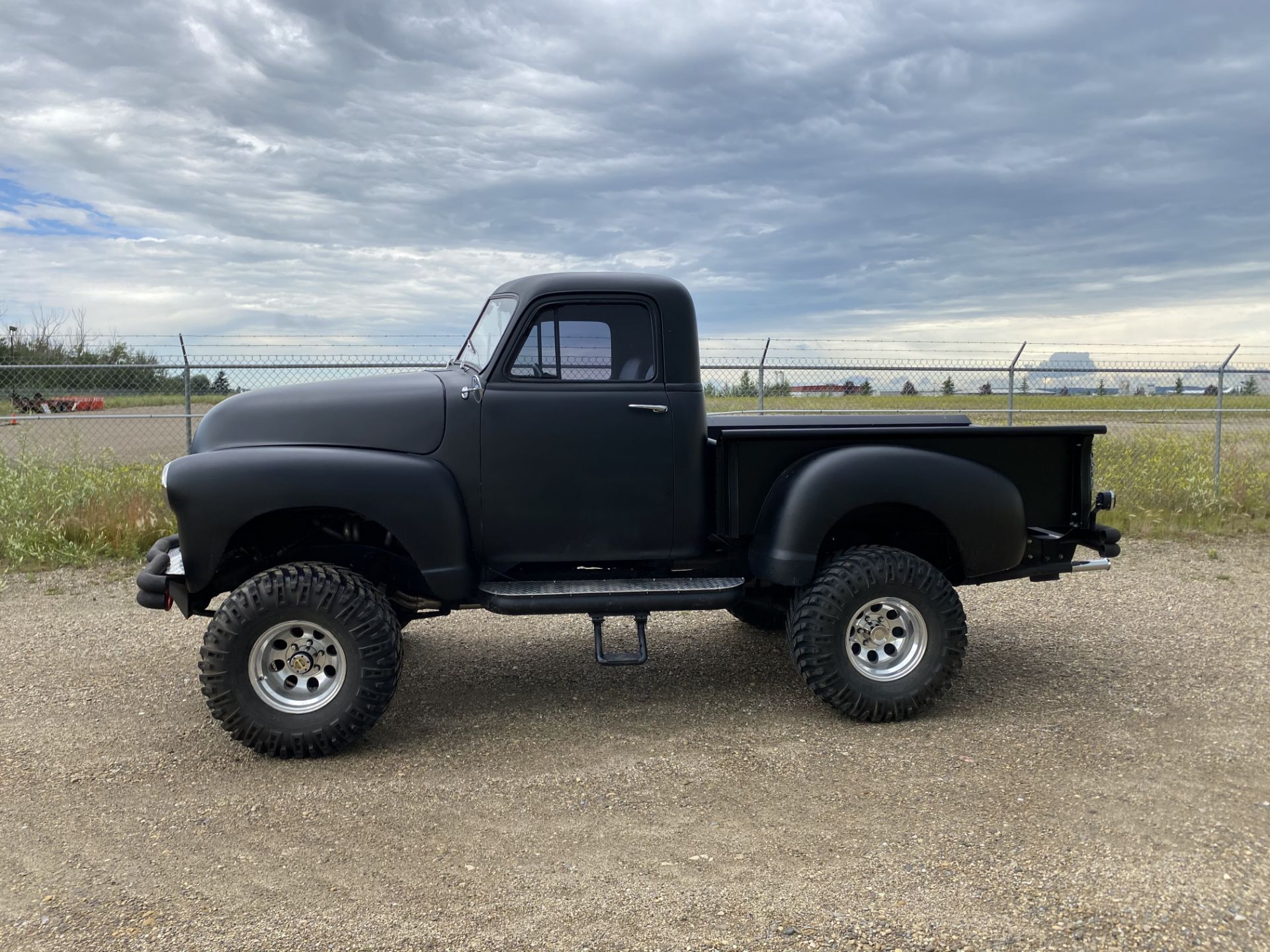 1951 CHEVROLET SPLIT WINDOW P/U ON 1987 BLAZER FRAME W/GM 350 SMALL BLOCK - LOCATED IN RED DEER, AB - Image 5 of 9