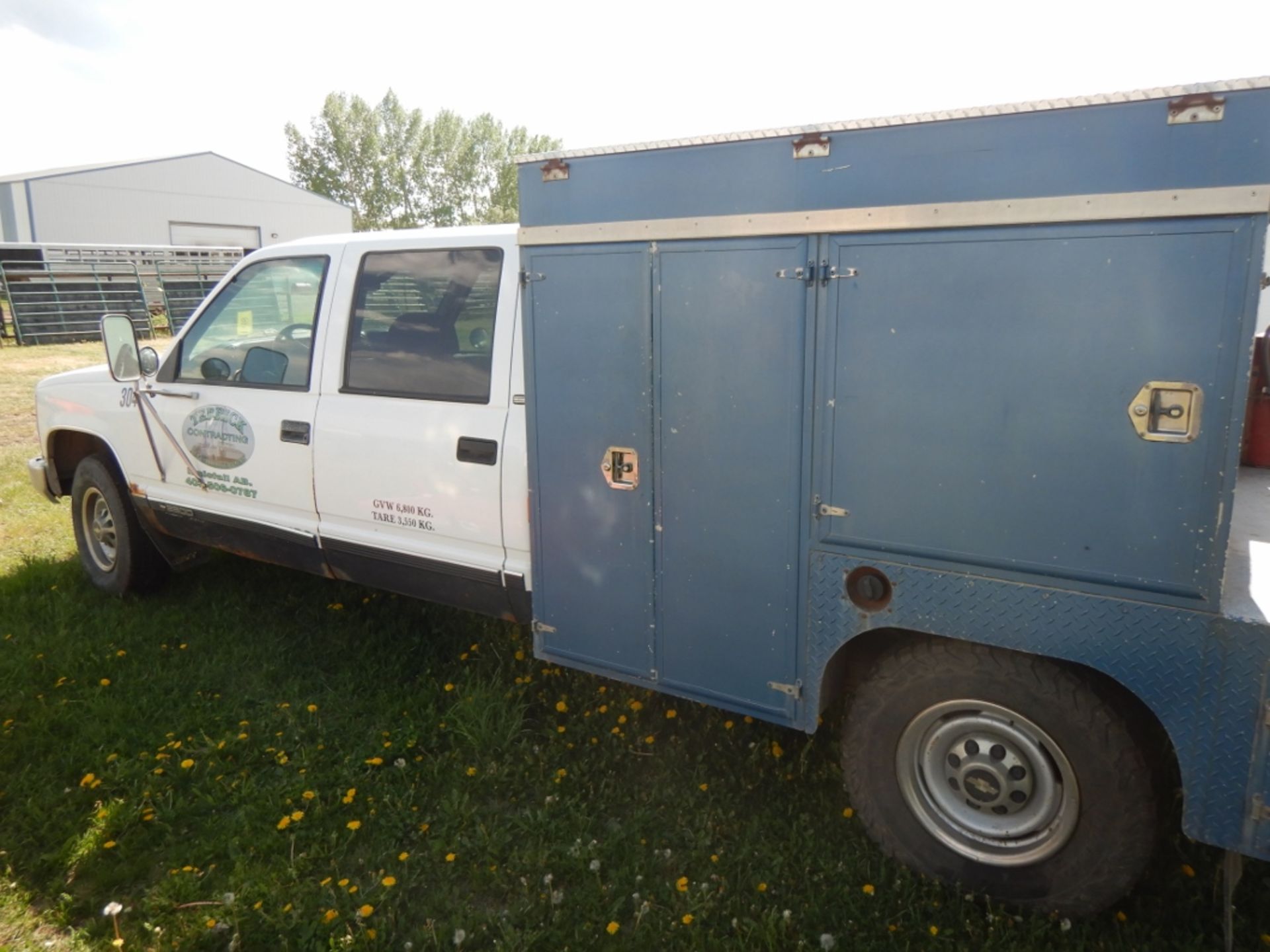 1998 CHEV 3500 CREW CAB 2X4 TRUCK W/MECHANICS SERVICE BODY S/N 1GCGC33R2WF035582 231771 KM SHOWING - Image 2 of 10