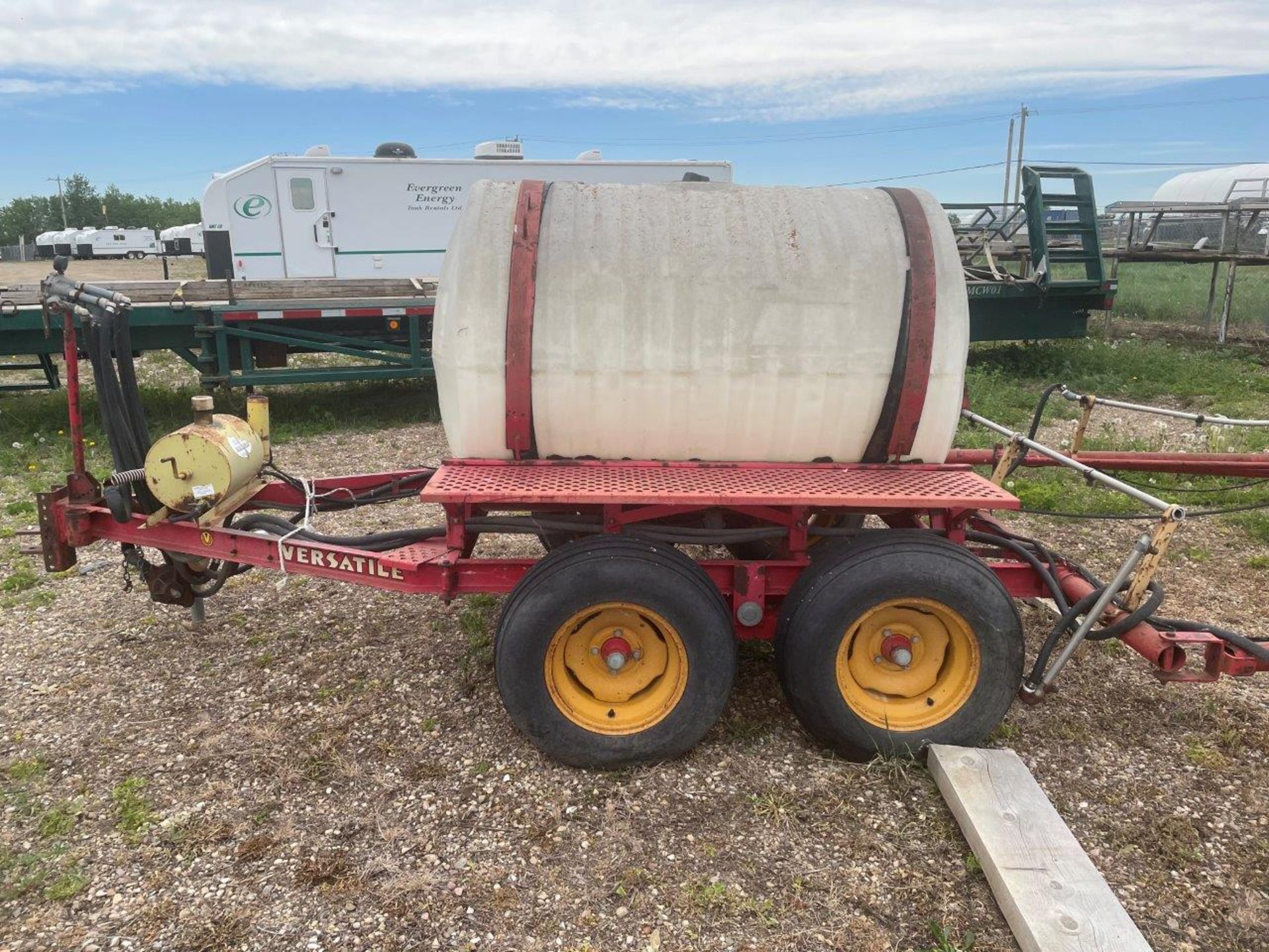 1979 VERSATILE 850 60FT SPRAYER W/ ADJA SILVER MARKER, S/N 005383 - LOCATED IN THE BLINDMAN - Image 3 of 9