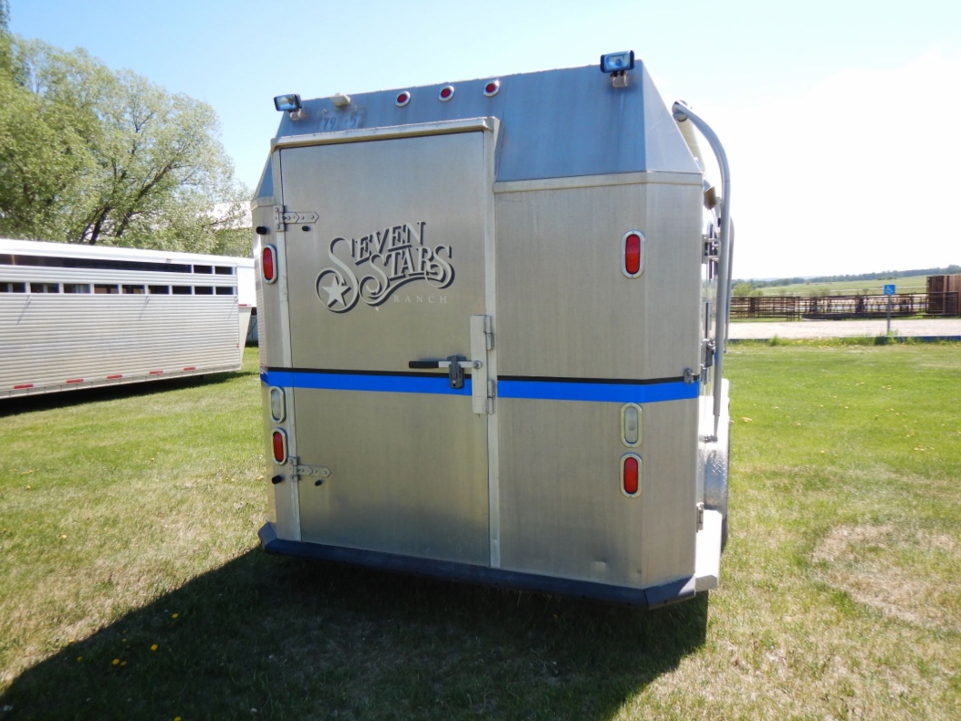 2003 ROCKIES CONVERSIONS SS 4-HORSE RH ANGLE HAUL TRAILER W/LIVING QUARTERS, A/C, INTEGRATED GEN SET - Image 12 of 22