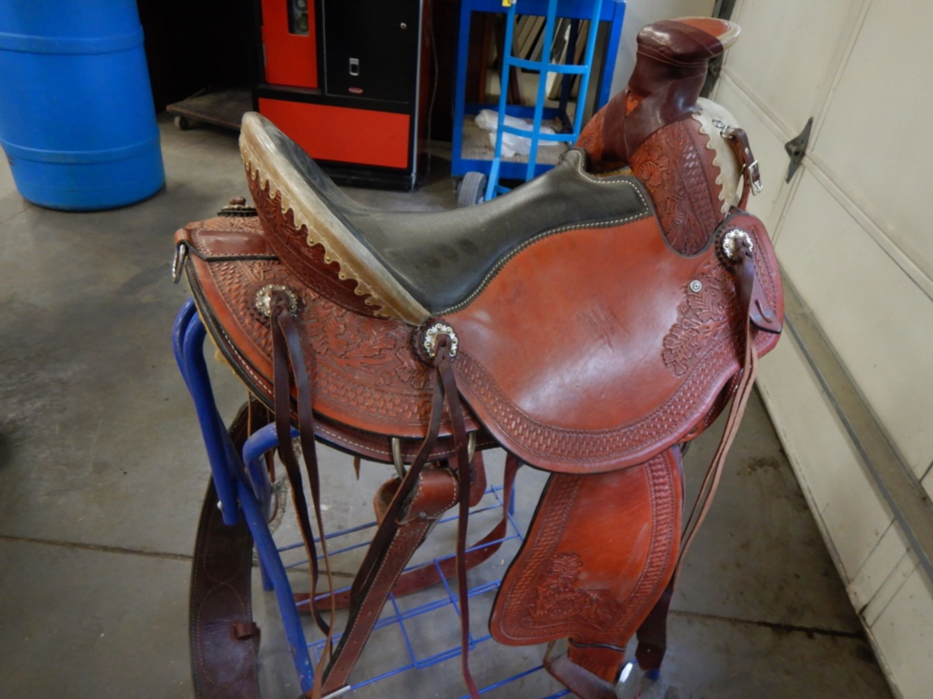 1-WADE 17IN A-FORK STOCK SADDLE W/ WOOD/DBL FIBREGLASS WRAPPED TREE MADE BY GRAND SADDLERY NO. 4801 - Image 2 of 7