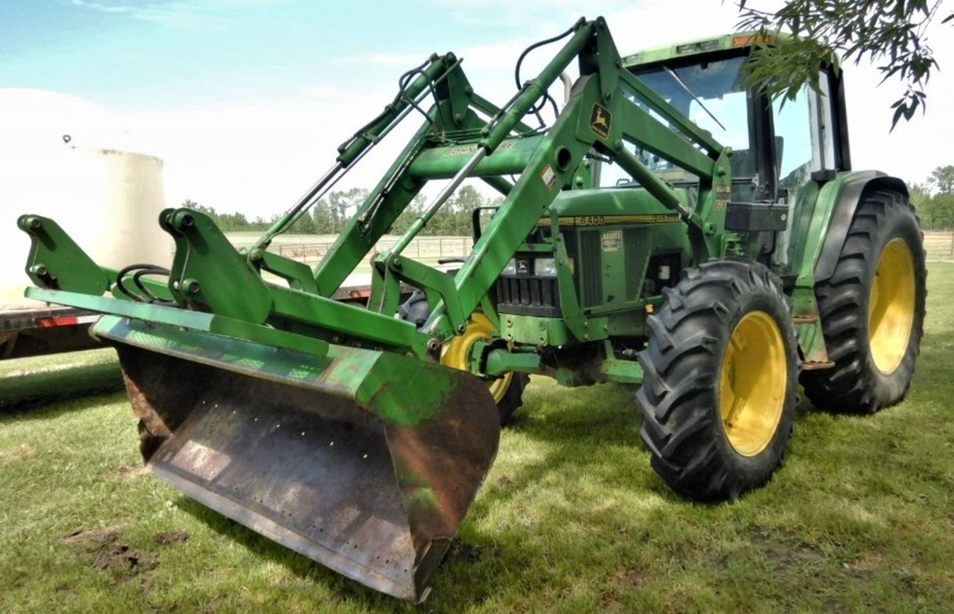 JOHN DEERE 6400 FWA TRACTOR W/FEL, GRAPPLE (GRAPPLE NOT ATTACHED - NO RAM) & 3PT HITCH, 7486 HOURS - Image 2 of 11