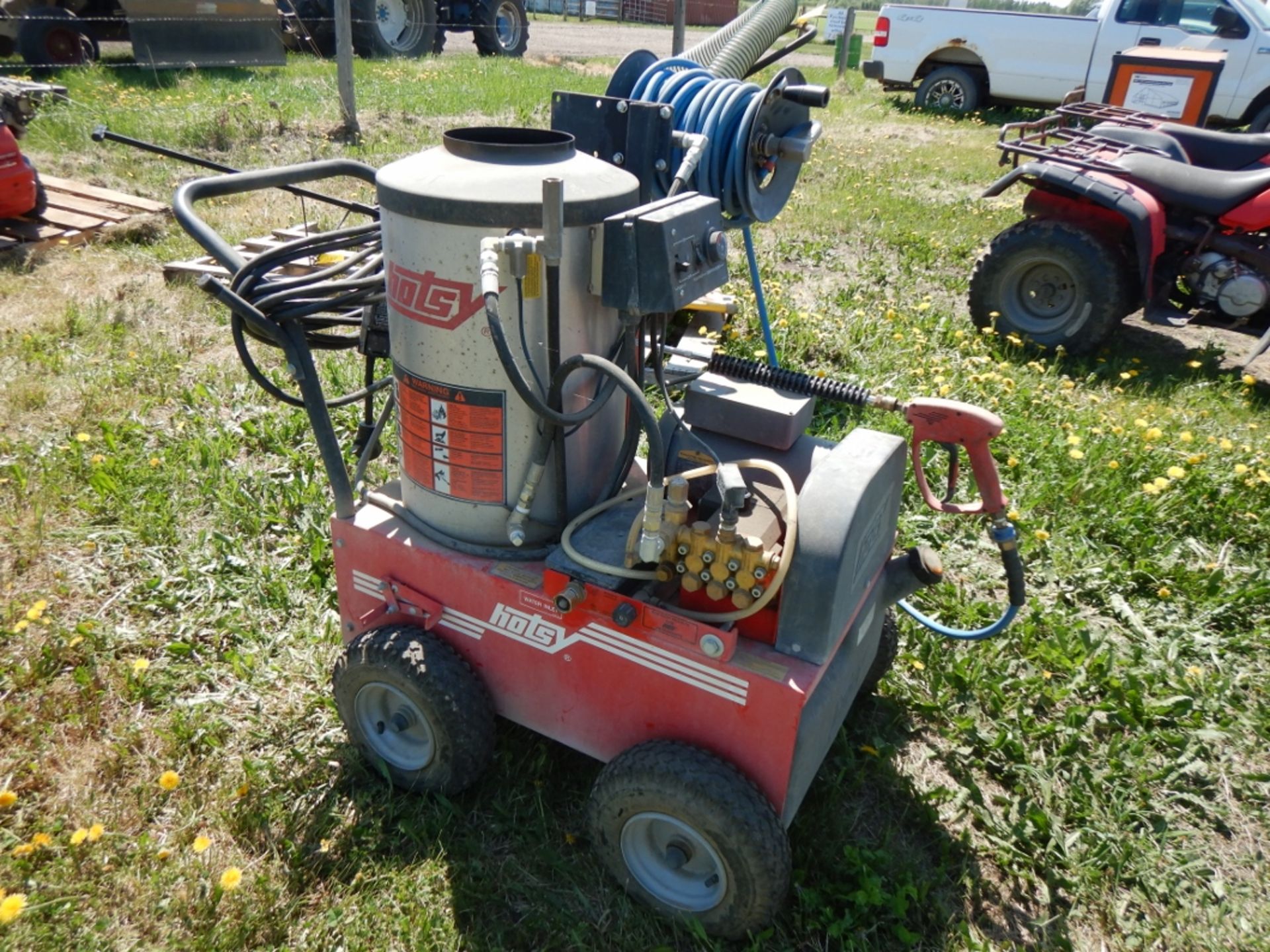 HOTSY HOT WATER ELECTRIC PRESSURE WASHER W/ HOSE REEL, HOSE, AND WASH WAND - Image 5 of 6