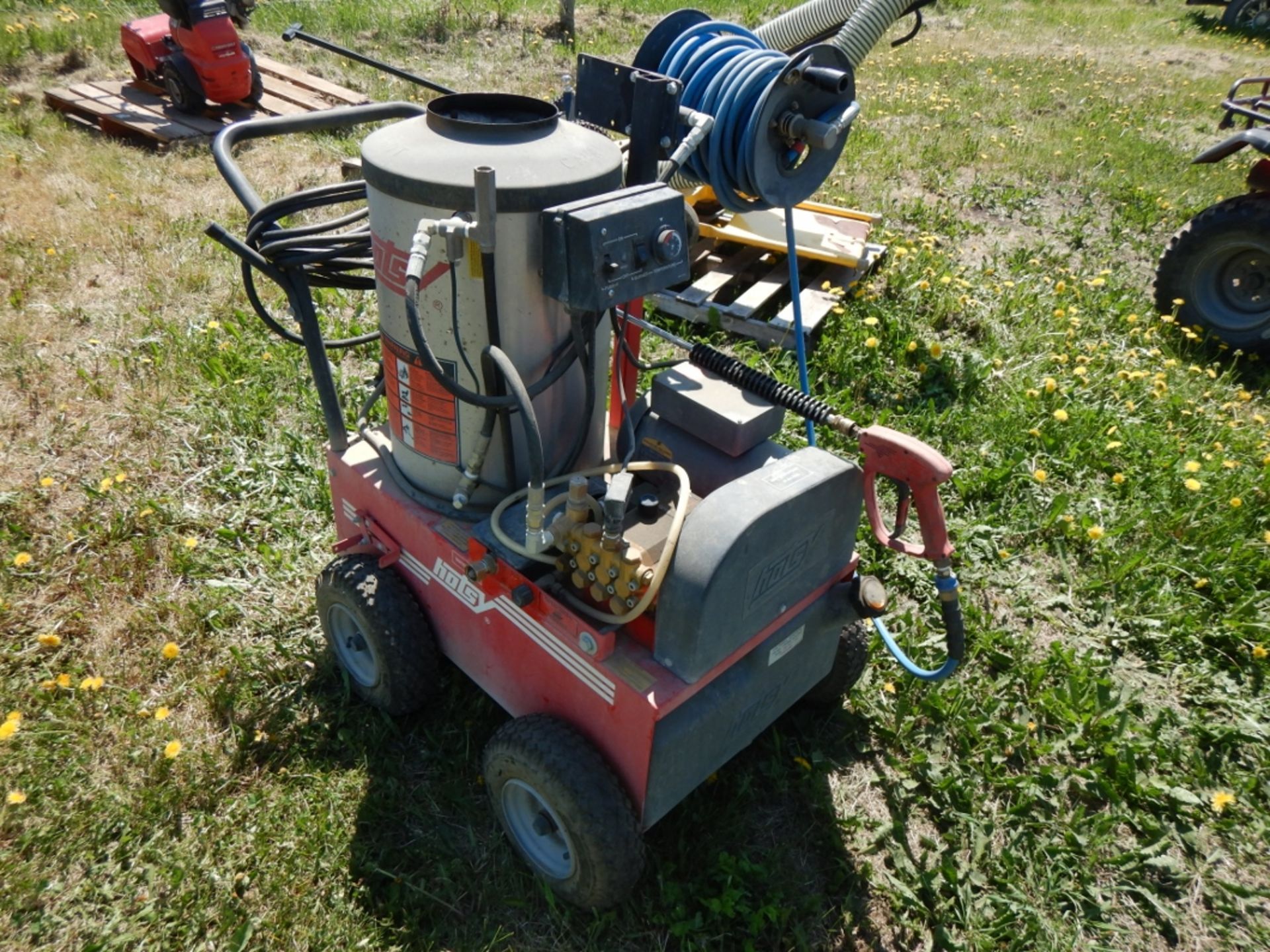 HOTSY HOT WATER ELECTRIC PRESSURE WASHER W/ HOSE REEL, HOSE, AND WASH WAND