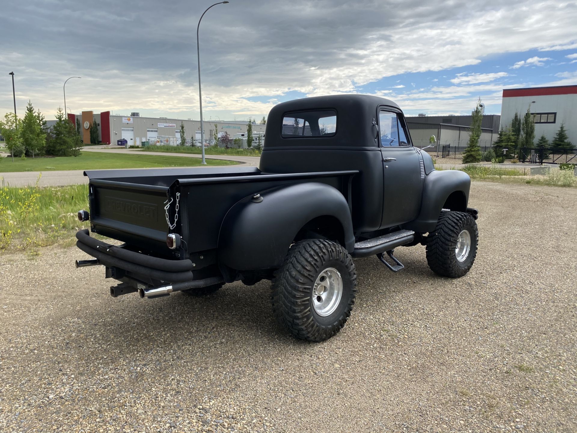 1951 CHEVROLET SPLIT WINDOW P/U ON 1987 BLAZER FRAME W/GM 350 SMALL BLOCK - LOCATED IN RED DEER, AB - Image 3 of 9