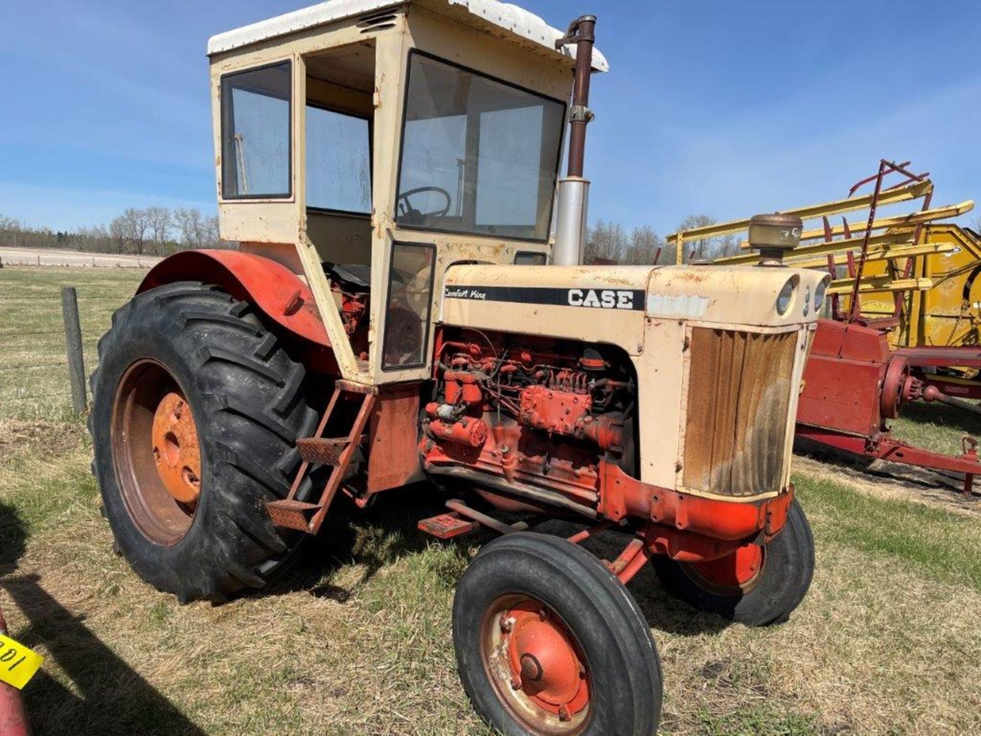 CASE 930 COMFORT KING TRACTOR W/ CAB, DIESEL ENGINE, 18.4X30 RUBBER, 5140 HR SHOWING, S/N 8250981