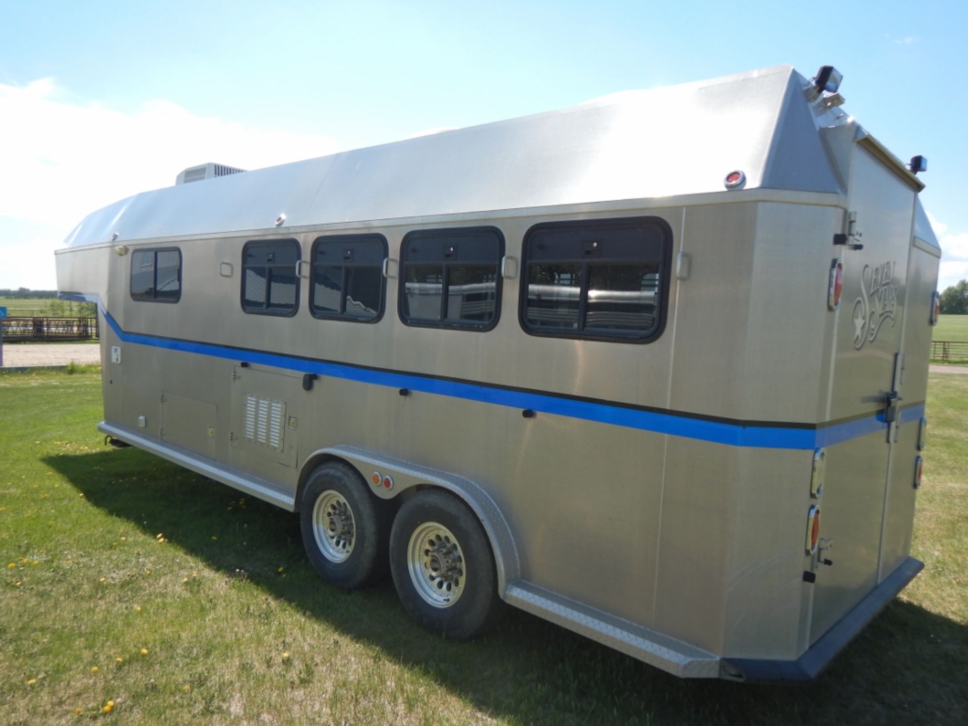 2003 ROCKIES CONVERSIONS SS 4-HORSE RH ANGLE HAUL TRAILER W/LIVING QUARTERS, A/C, INTEGRATED GEN SET - Image 13 of 22