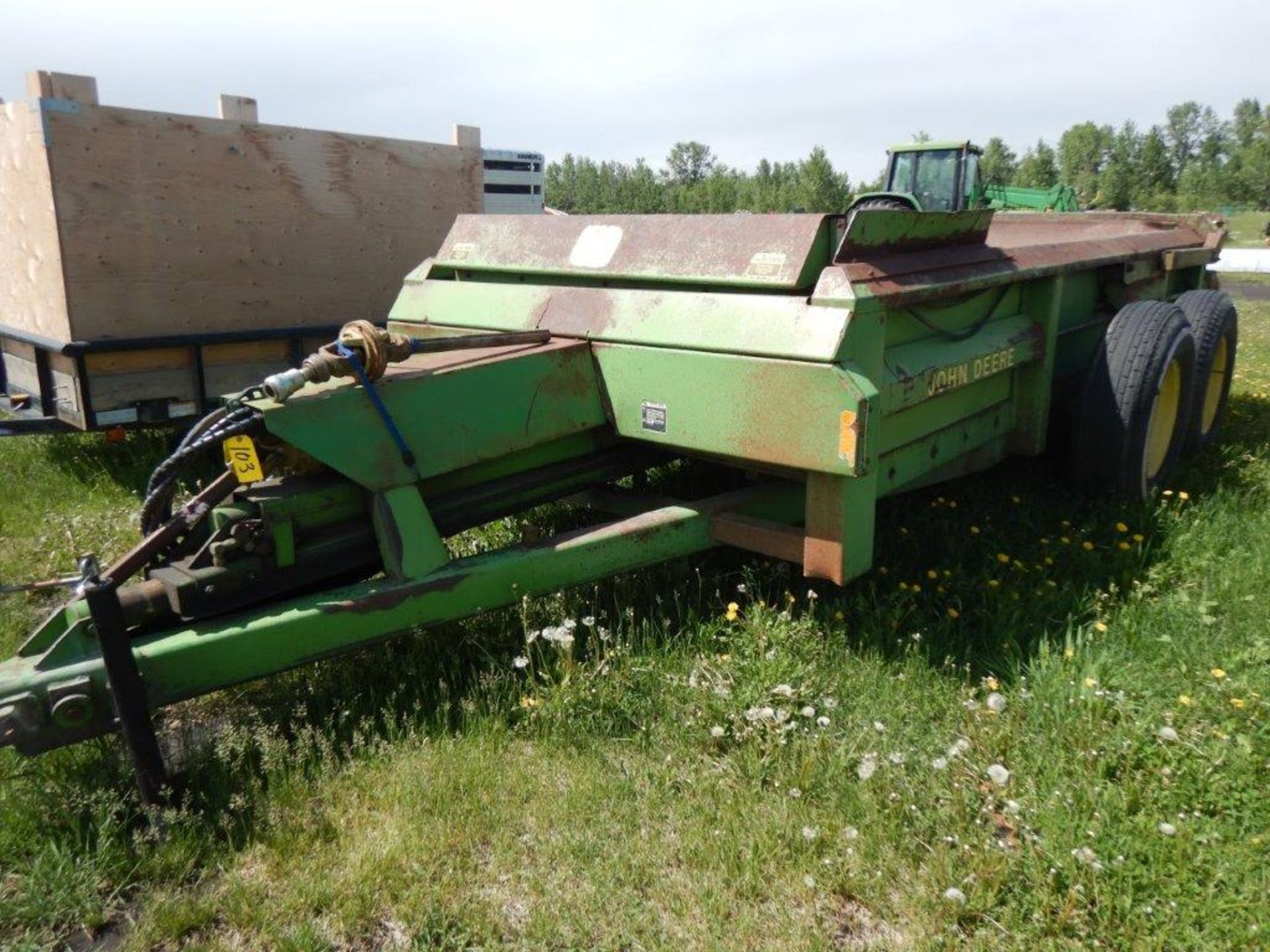 JD 780 T/A MANURE SPREADER W/HYDRA-PUSH S/N OBL