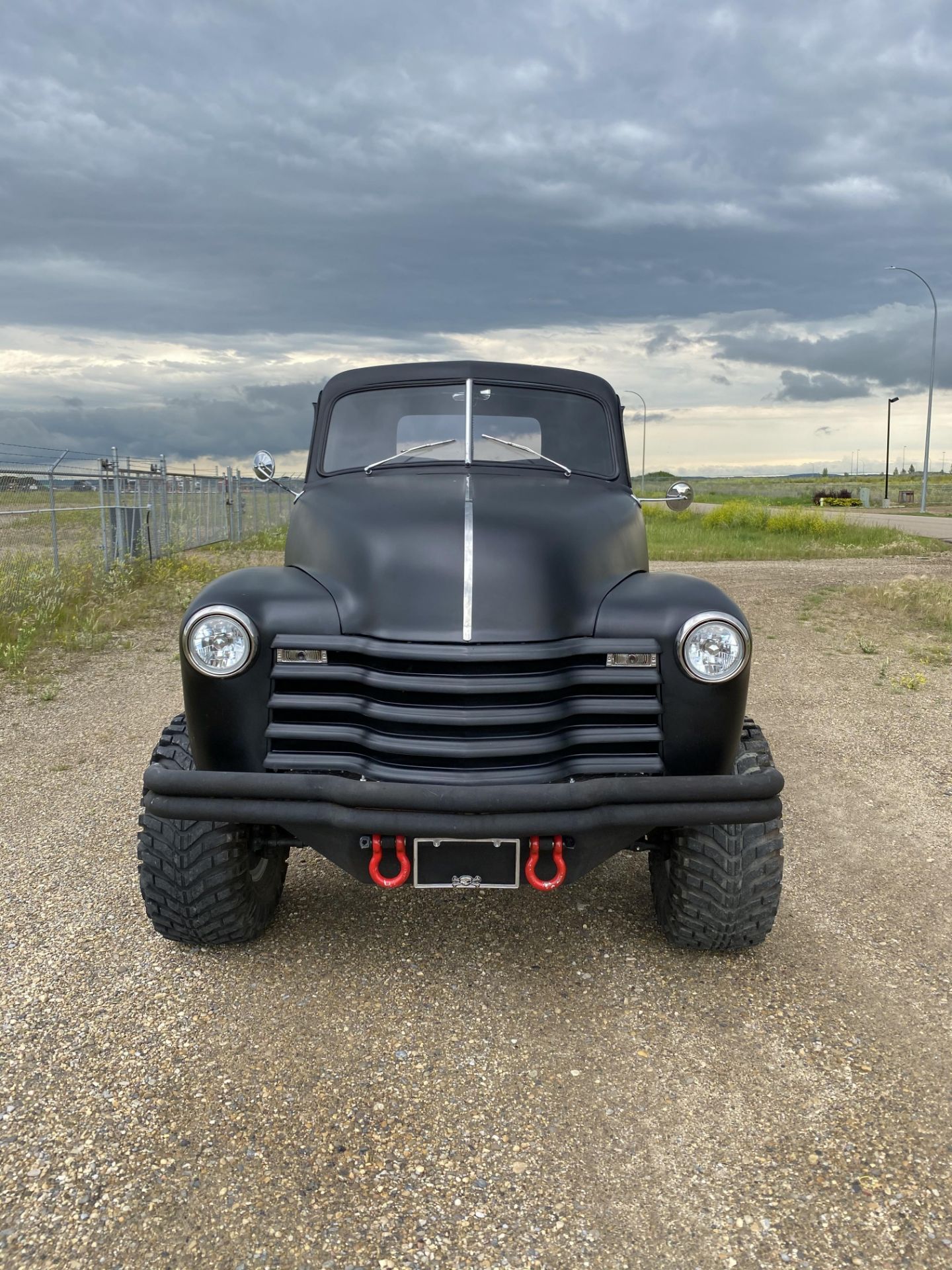 1951 CHEVROLET SPLIT WINDOW P/U ON 1987 BLAZER FRAME W/GM 350 SMALL BLOCK - LOCATED IN RED DEER, AB - Image 2 of 9