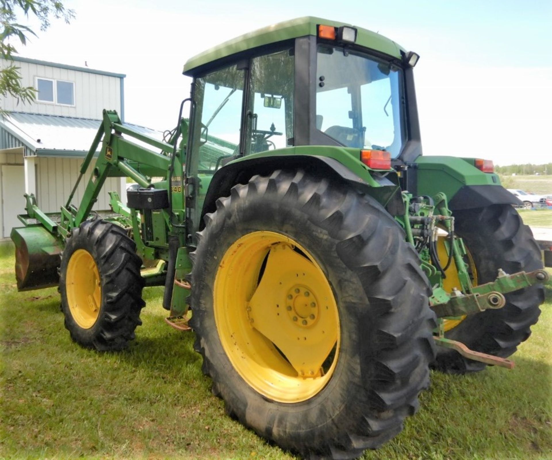 JOHN DEERE 6400 FWA TRACTOR W/FEL, GRAPPLE (GRAPPLE NOT ATTACHED - NO RAM) & 3PT HITCH, 7486 HOURS - Image 6 of 11