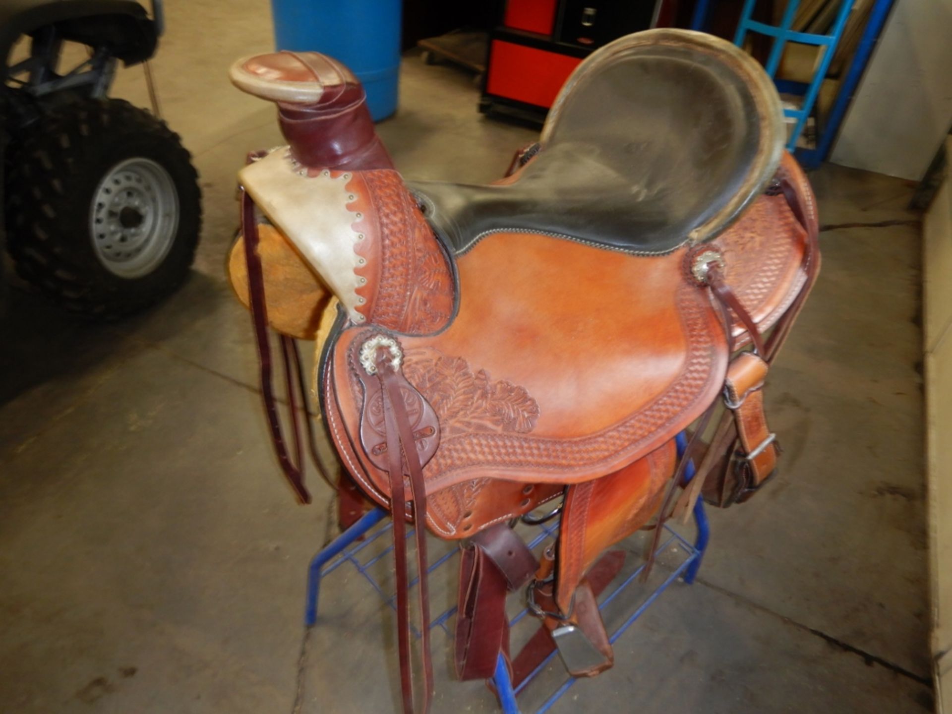 1-WADE 17IN A-FORK STOCK SADDLE W/ WOOD/DBL FIBREGLASS WRAPPED TREE MADE BY GRAND SADDLERY NO. 4801 - Image 4 of 7