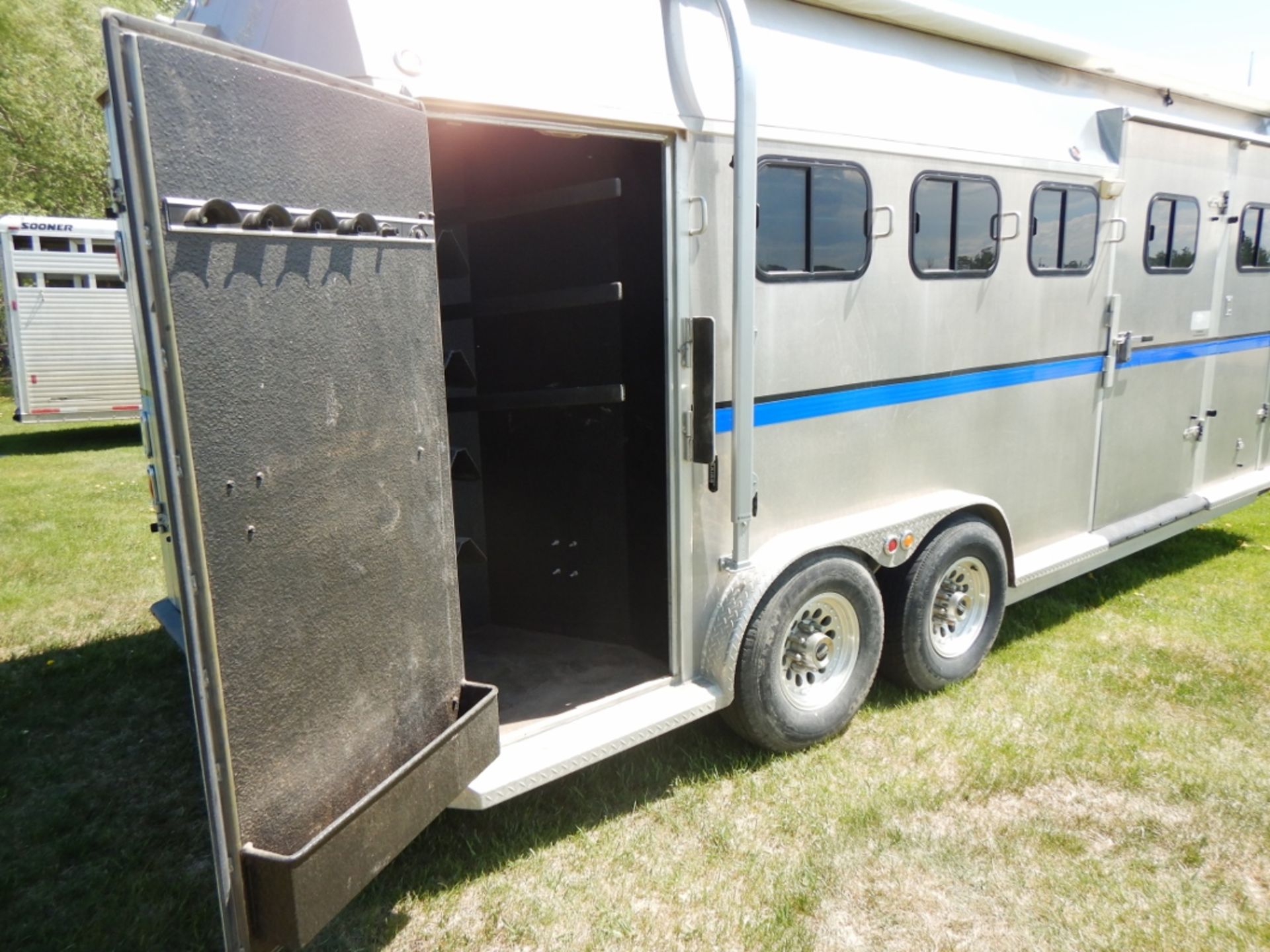 2003 ROCKIES CONVERSIONS SS 4-HORSE RH ANGLE HAUL TRAILER W/LIVING QUARTERS, A/C, INTEGRATED GEN SET - Image 10 of 22