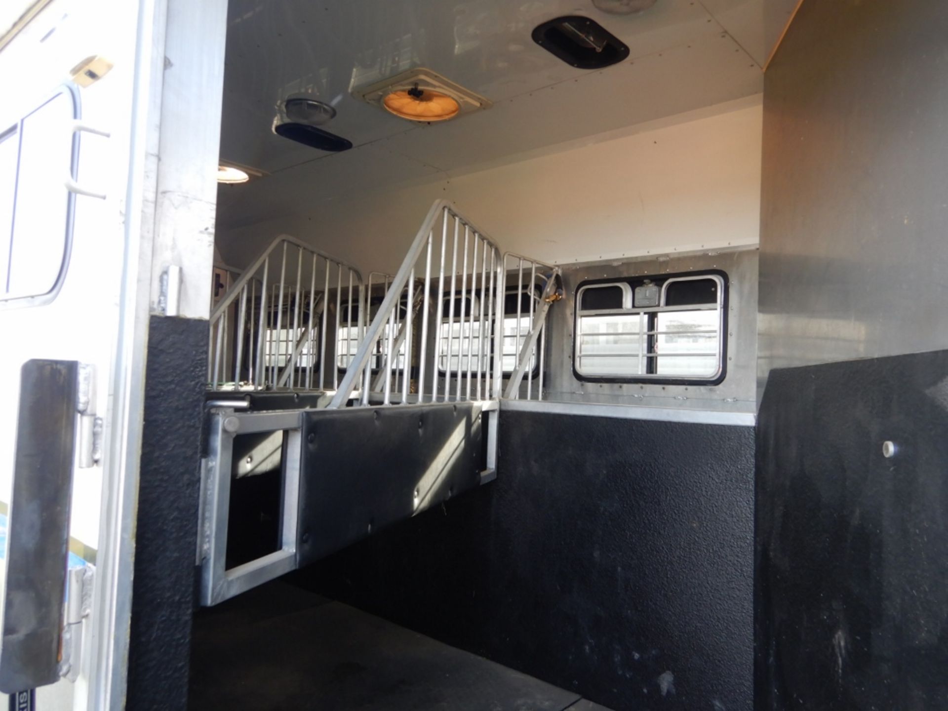 2003 ROCKIES CONVERSIONS SS 4-HORSE RH ANGLE HAUL TRAILER W/LIVING QUARTERS, A/C, INTEGRATED GEN SET - Image 5 of 22