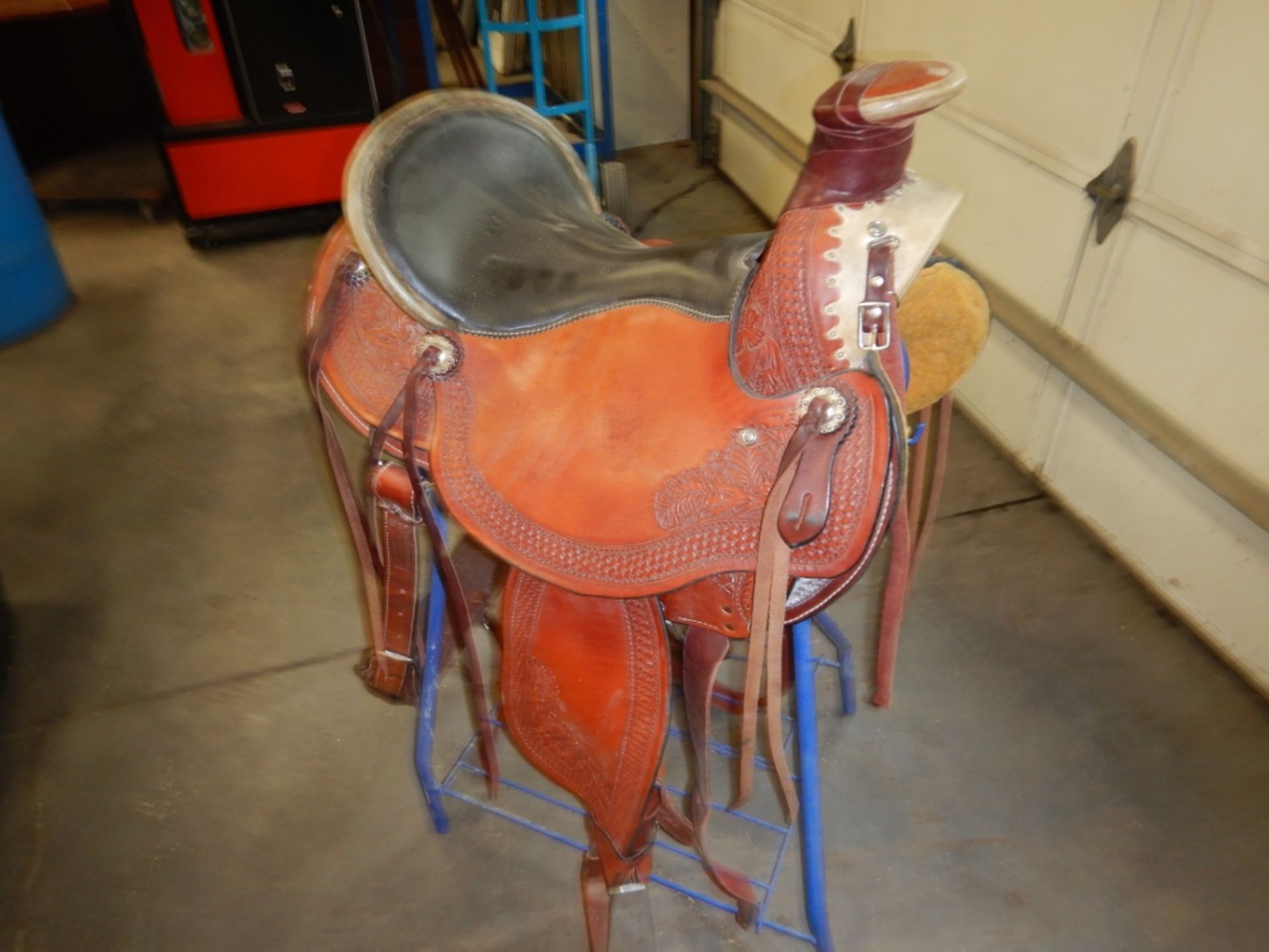 1-WADE 17IN A-FORK STOCK SADDLE W/ WOOD/DBL FIBREGLASS WRAPPED TREE MADE BY GRAND SADDLERY NO. 4801 - Image 3 of 7