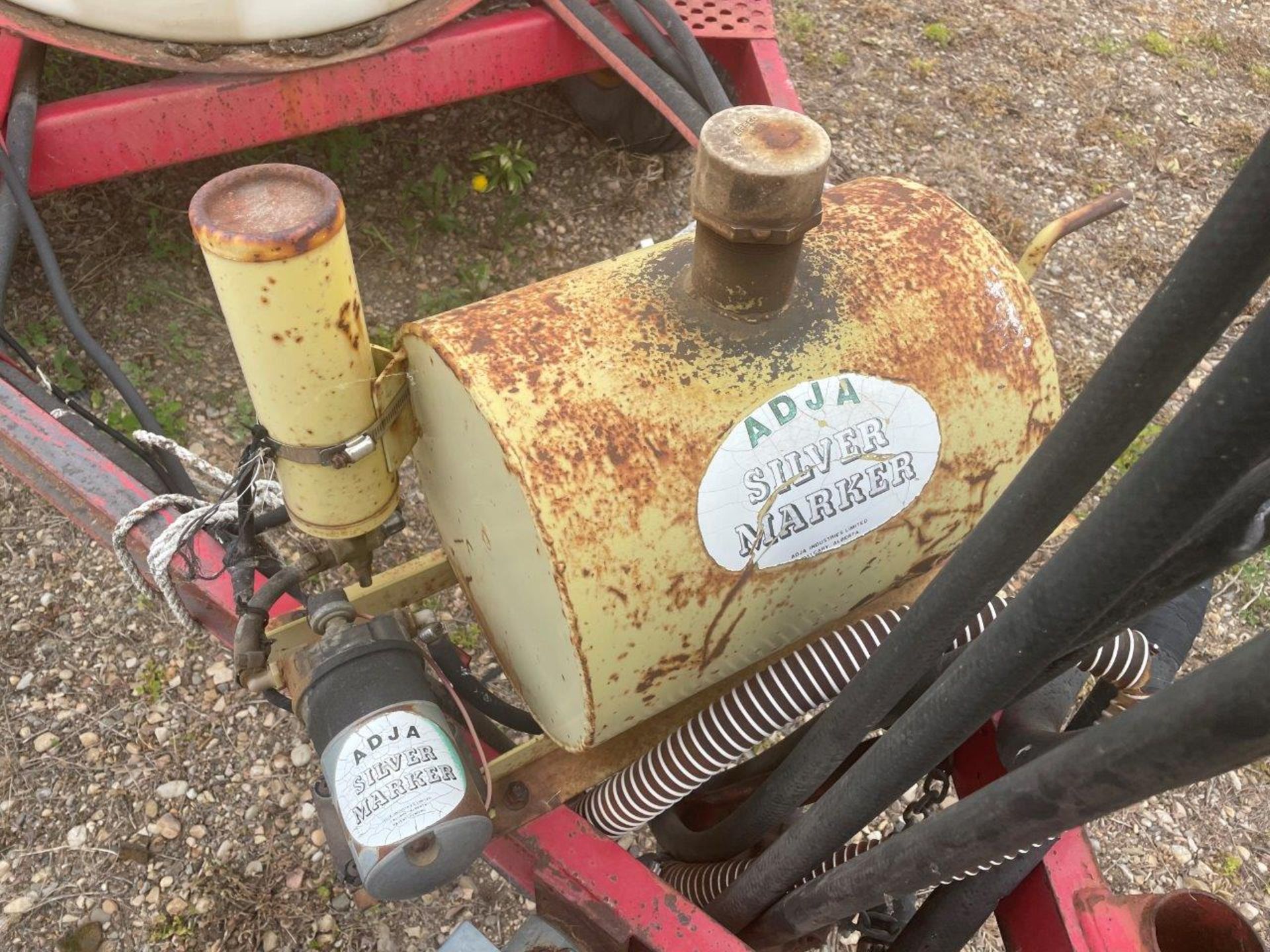 1979 VERSATILE 850 60FT SPRAYER W/ ADJA SILVER MARKER, S/N 005383 - LOCATED IN THE BLINDMAN - Image 8 of 9