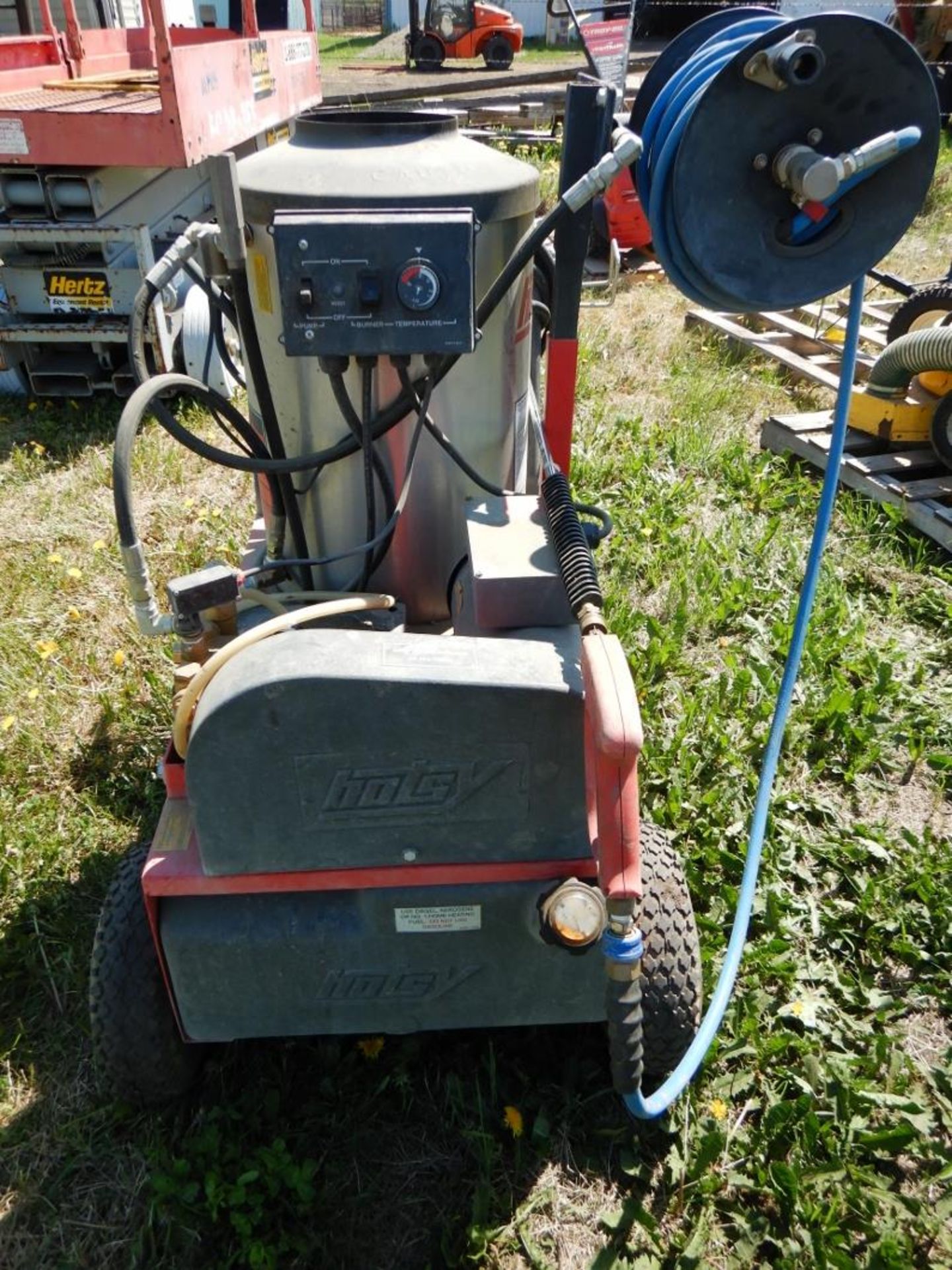 HOTSY HOT WATER ELECTRIC PRESSURE WASHER W/ HOSE REEL, HOSE, AND WASH WAND - Image 6 of 6