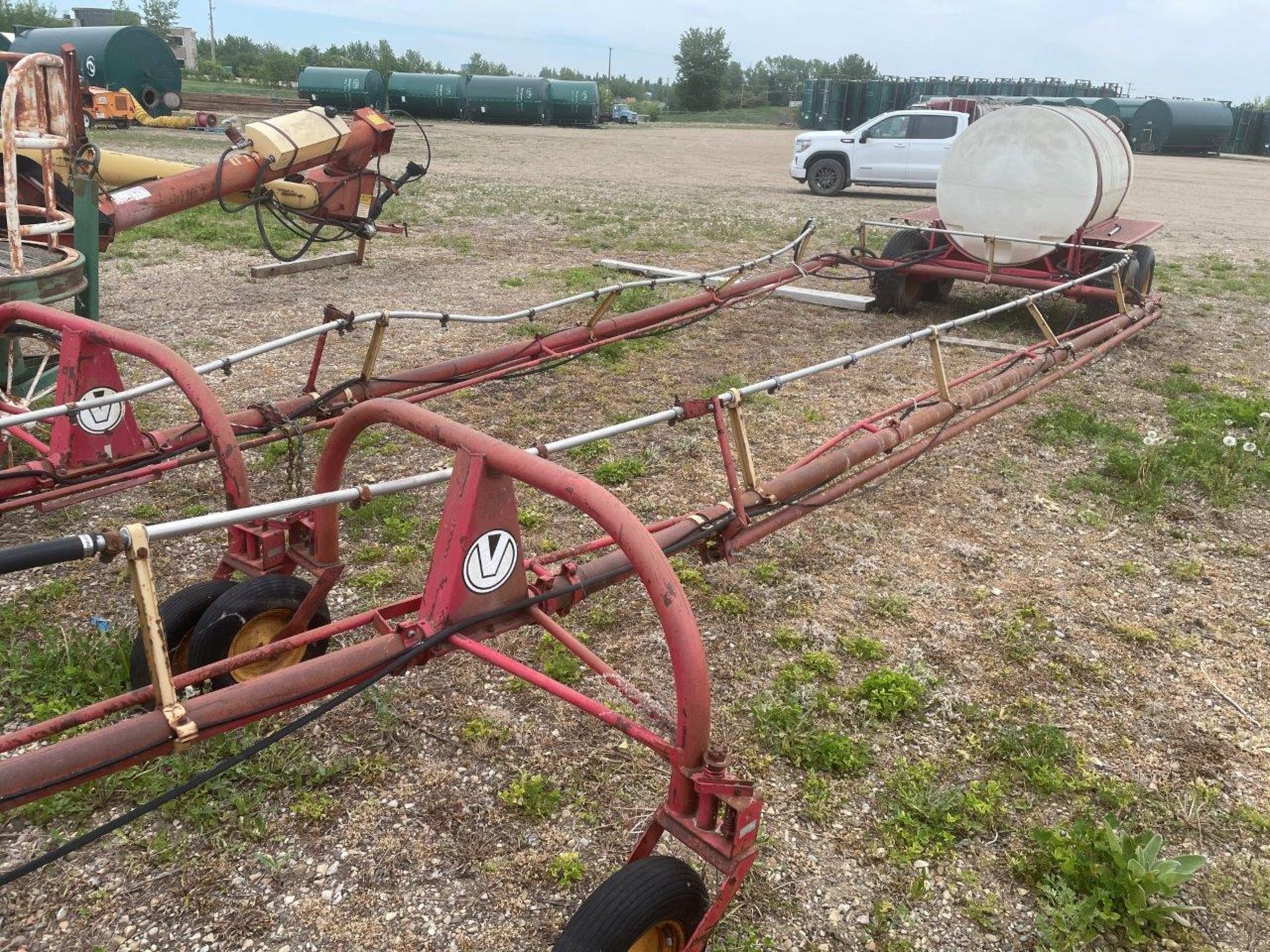 1979 VERSATILE 850 60FT SPRAYER W/ ADJA SILVER MARKER, S/N 005383 - LOCATED IN THE BLINDMAN - Image 6 of 9