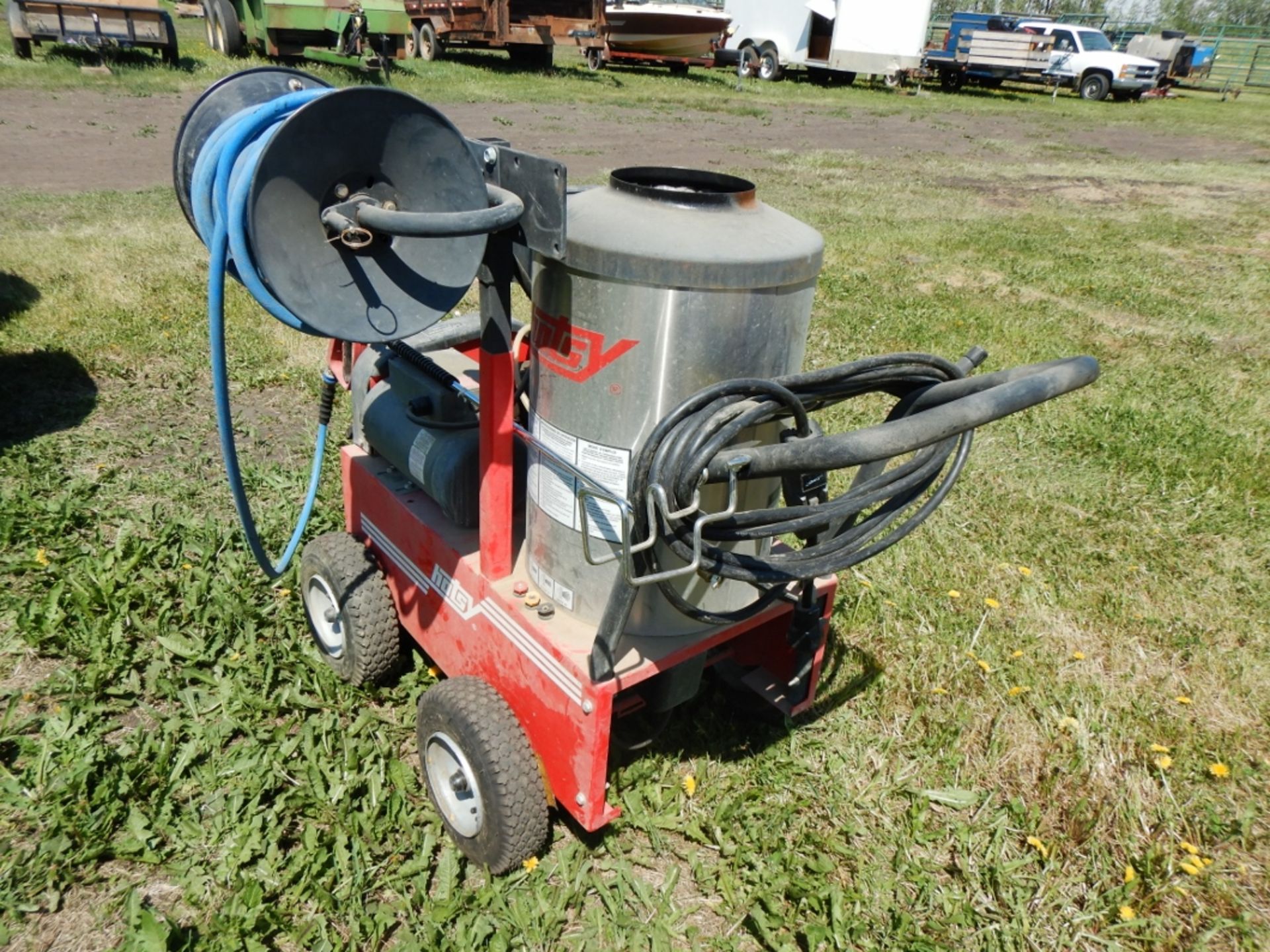 HOTSY HOT WATER ELECTRIC PRESSURE WASHER W/ HOSE REEL, HOSE, AND WASH WAND - Image 3 of 6