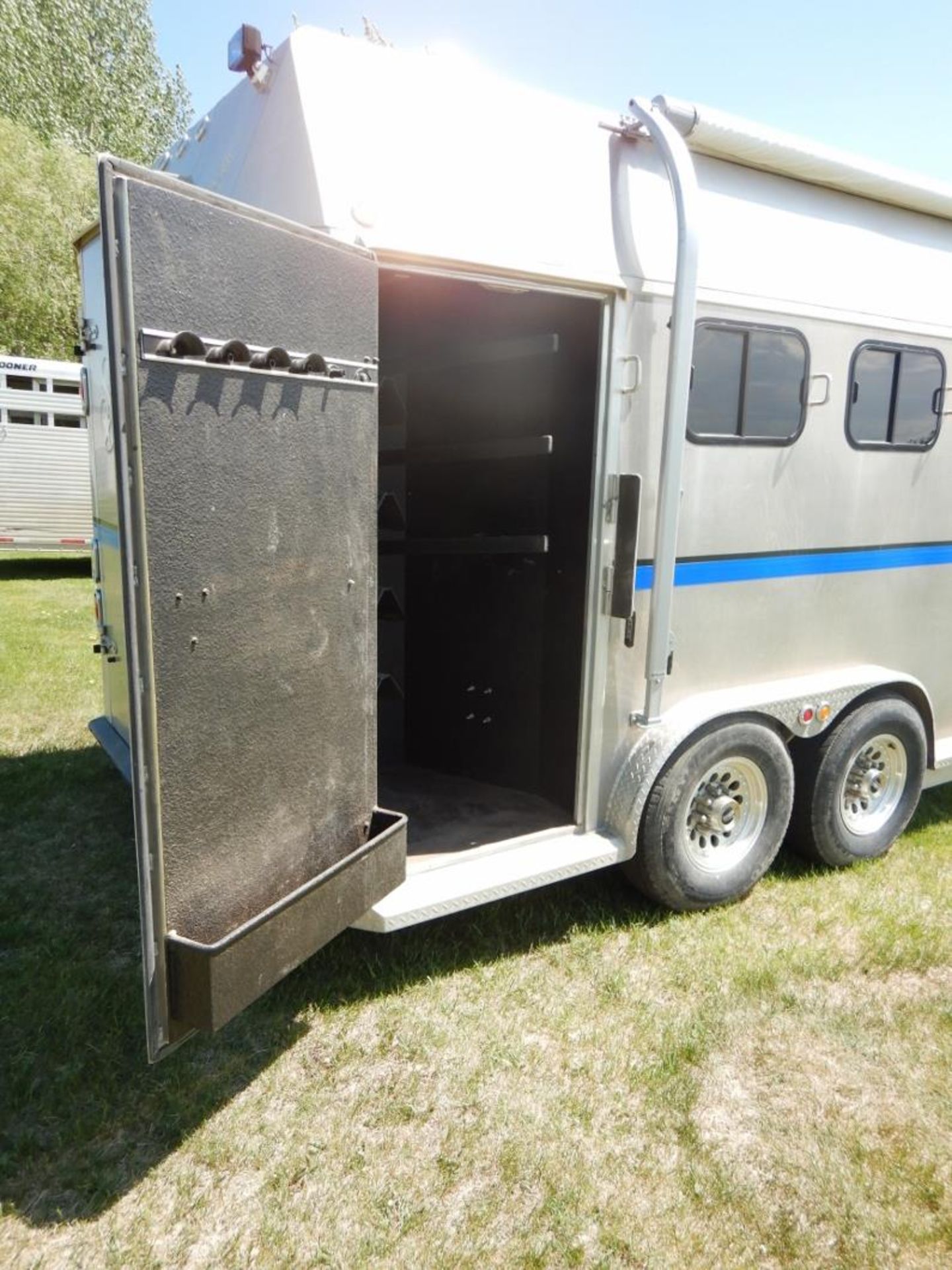 2003 ROCKIES CONVERSIONS SS 4-HORSE RH ANGLE HAUL TRAILER W/LIVING QUARTERS, A/C, INTEGRATED GEN SET - Image 9 of 22