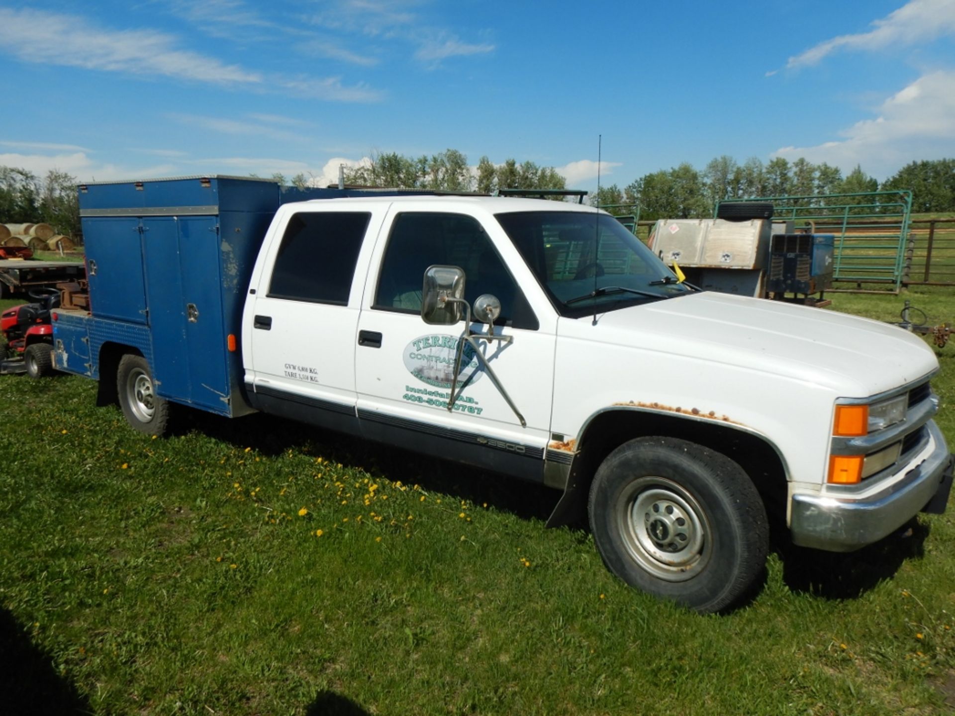 1998 CHEV 3500 CREW CAB 2X4 TRUCK W/MECHANICS SERVICE BODY S/N 1GCGC33R2WF035582 231771 KM SHOWING - Image 5 of 10