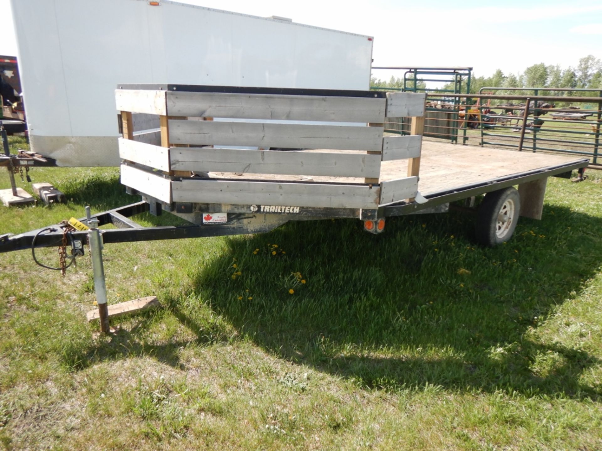 2006 TRAILTECH S/A V-NOSE DECK OVER 8,050 LB 18FT ATV/SLED TRAILER W/ SLIDE OUT LOADING RAMP, S/N