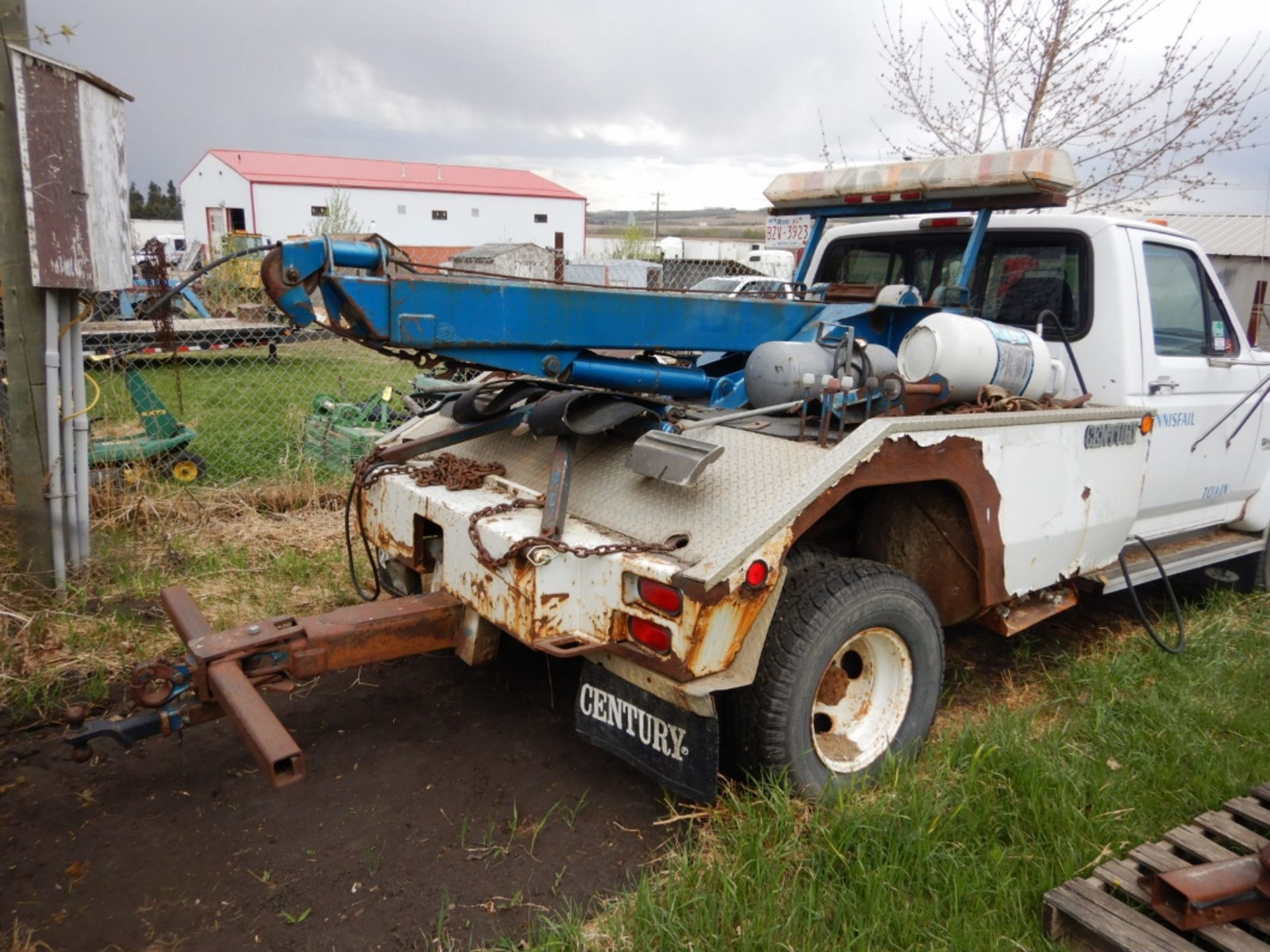 1995 FORD F350 XLT TOW TRUCK W/CENTURY 411 TOWING DECK, DOLLIES W/5 SPD MANUAL-OD TRANS, V8 GAS, - Image 6 of 11