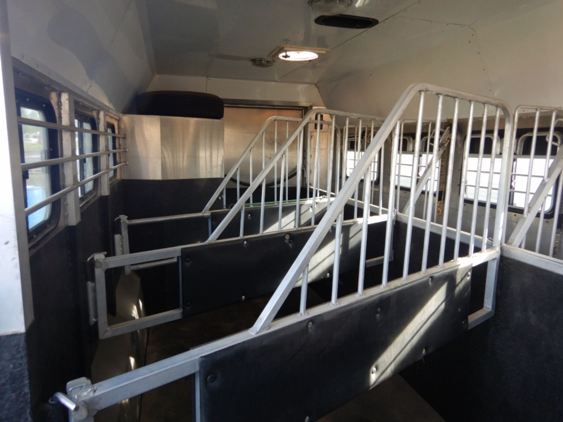 2003 ROCKIES CONVERSIONS SS 4-HORSE RH ANGLE HAUL TRAILER W/LIVING QUARTERS, A/C, INTEGRATED GEN SET - Image 4 of 22