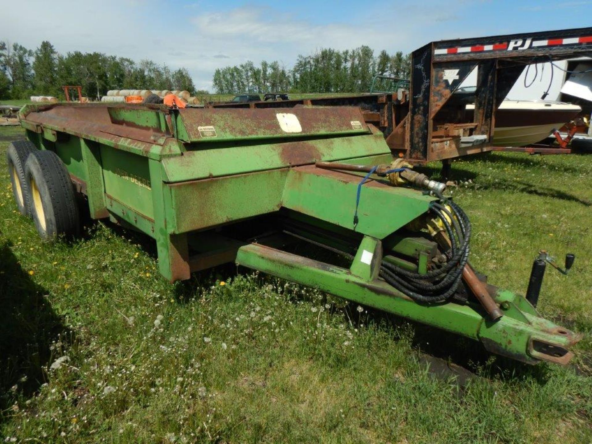 JD 780 T/A MANURE SPREADER W/HYDRA-PUSH S/N OBL - Image 3 of 8