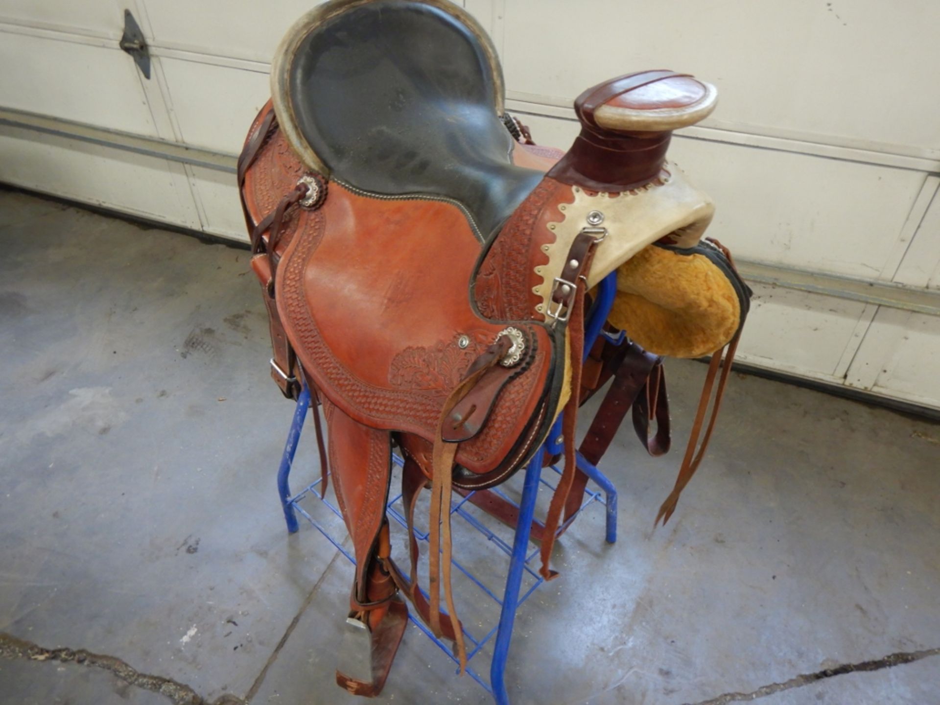 1-WADE 17IN A-FORK STOCK SADDLE W/ WOOD/DBL FIBREGLASS WRAPPED TREE MADE BY GRAND SADDLERY NO. 4801 - Image 5 of 7