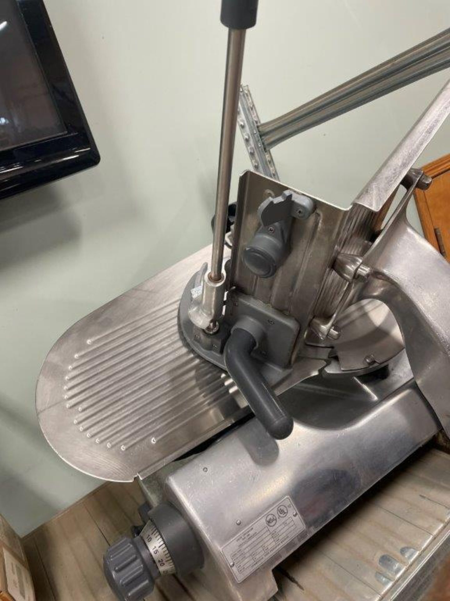 HOBART 2612 COMMERCIAL MEAT SLICER - SERVICED IN FEB 2021 BY HOBART - Image 3 of 6