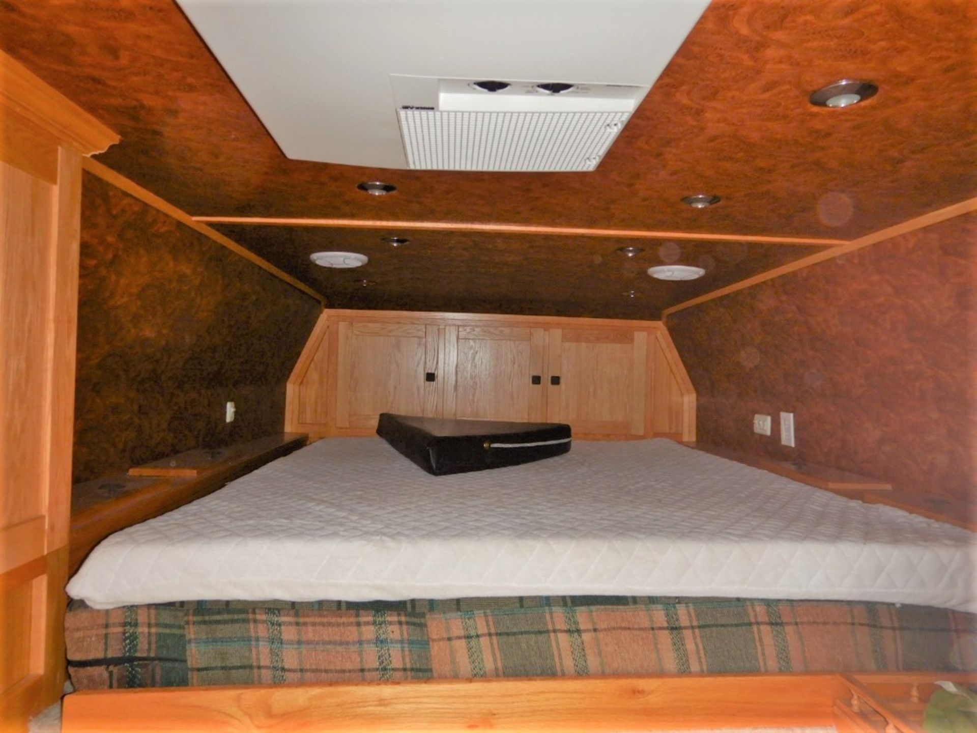 2003 ROCKIES CONVERSIONS SS 4-HORSE RH ANGLE HAUL TRAILER W/LIVING QUARTERS, A/C, INTEGRATED GEN SET - Image 19 of 22