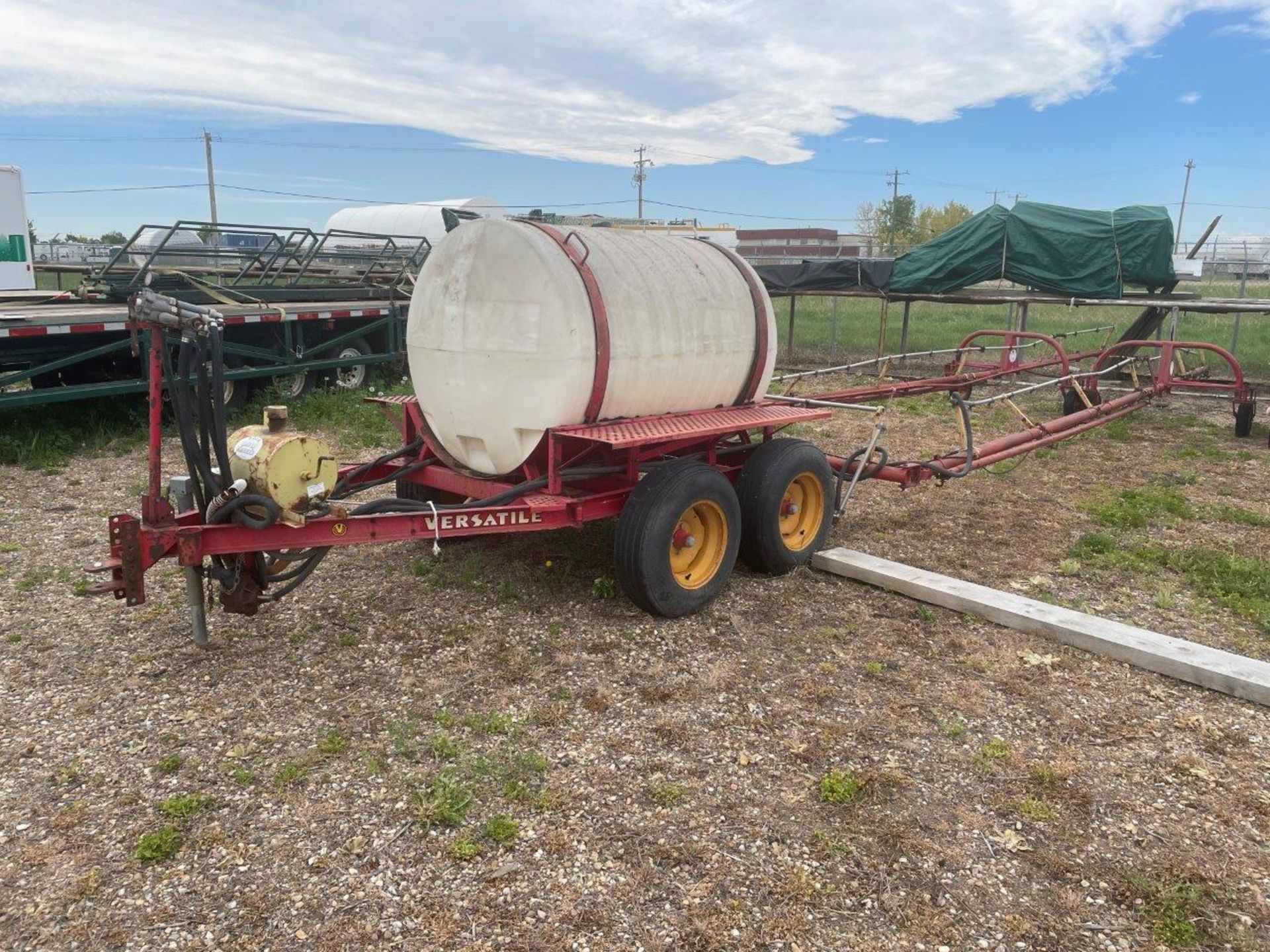 1979 VERSATILE 850 60FT SPRAYER W/ ADJA SILVER MARKER, S/N 005383 - LOCATED IN THE BLINDMAN - Image 2 of 9