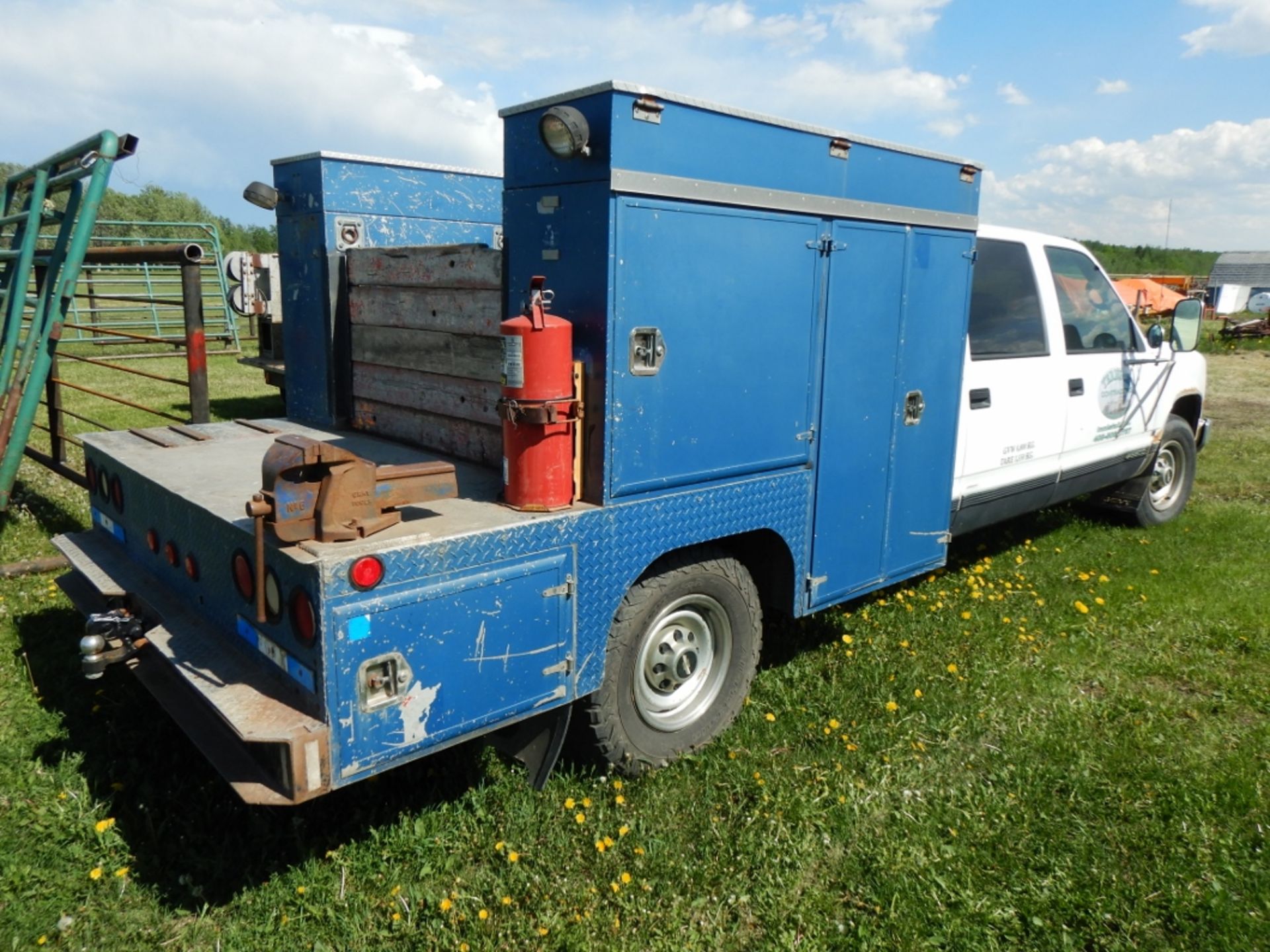 1998 CHEV 3500 CREW CAB 2X4 TRUCK W/MECHANICS SERVICE BODY S/N 1GCGC33R2WF035582 231771 KM SHOWING - Image 6 of 10