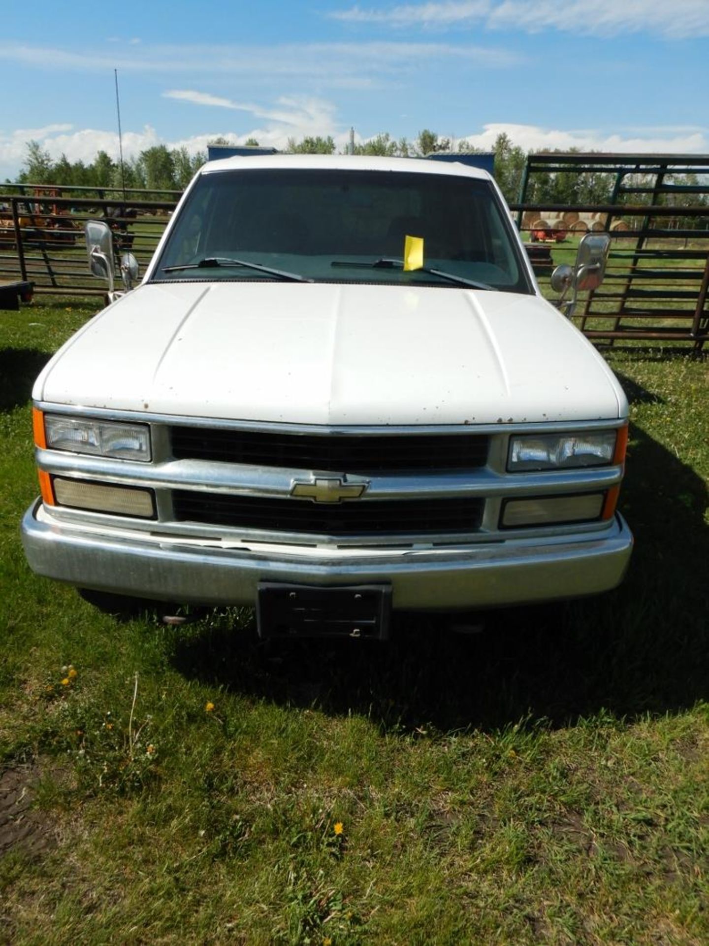 1998 CHEV 3500 CREW CAB 2X4 TRUCK W/MECHANICS SERVICE BODY S/N 1GCGC33R2WF035582 231771 KM SHOWING - Image 4 of 10