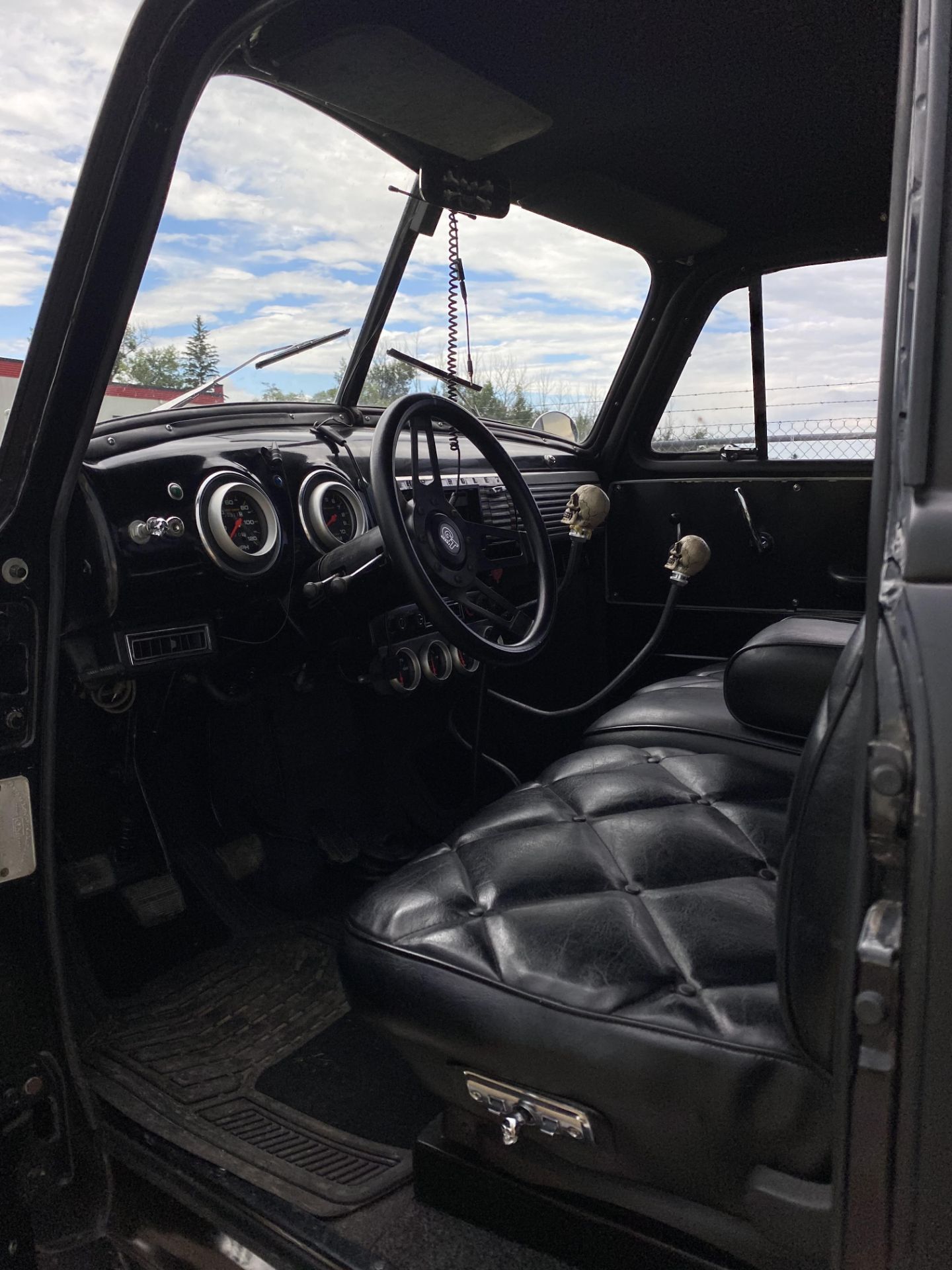 1951 CHEVROLET SPLIT WINDOW P/U ON 1987 BLAZER FRAME W/GM 350 SMALL BLOCK - LOCATED IN RED DEER, AB - Image 6 of 9