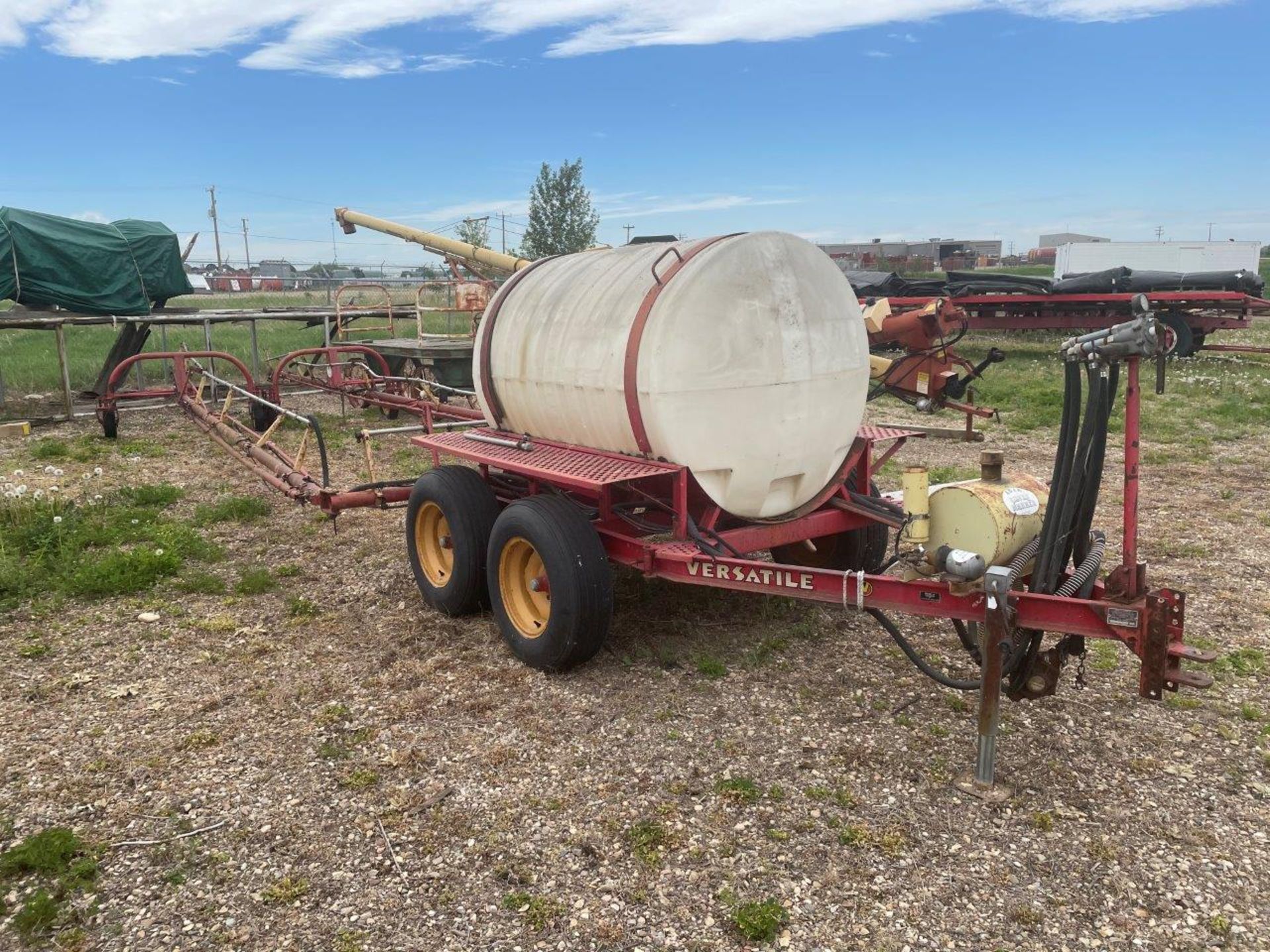 1979 VERSATILE 850 60FT SPRAYER W/ ADJA SILVER MARKER, S/N 005383 - LOCATED IN THE BLINDMAN