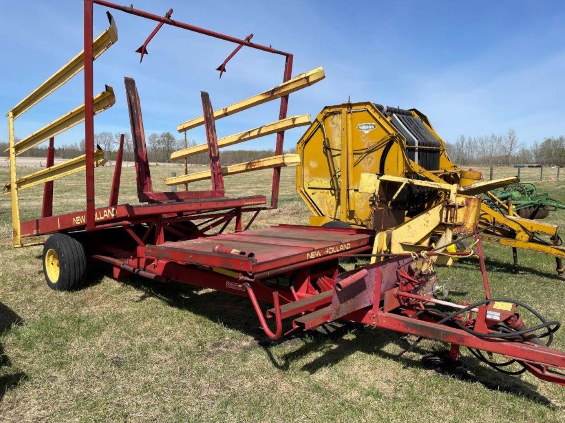 NEW HOLLAND 1002 STACKLINER SQUARE BALER WAGON, S/N 4033 - Image 2 of 3