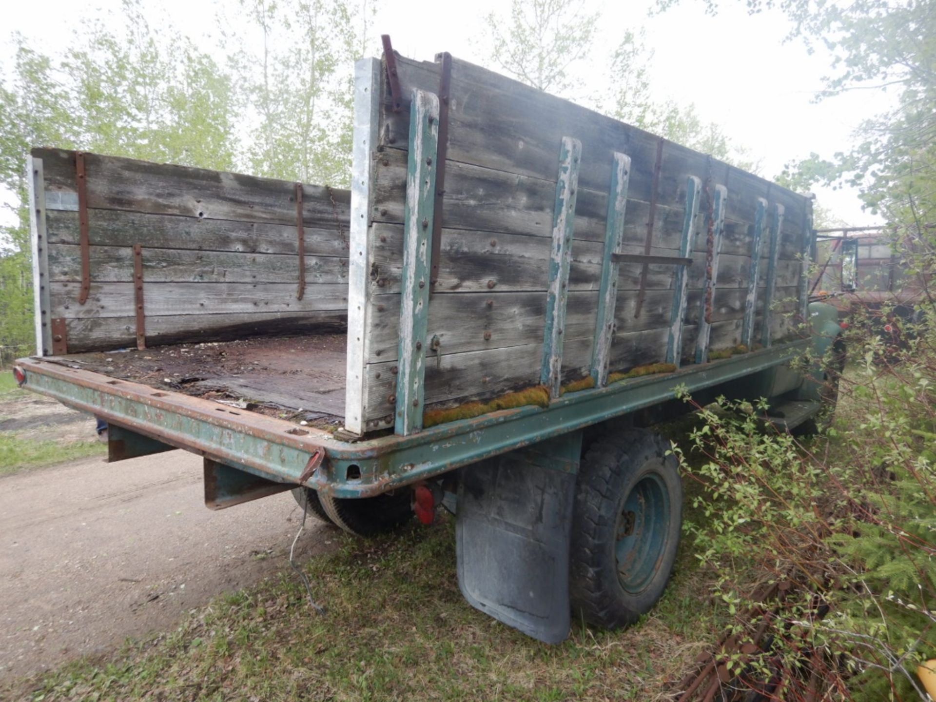 1948 DODGE JOB-RATED H 2-TON S/A TRUCK W/WOOD BOX & HOIST, (NOT RUNNING, EXTRA USED ENGINE TO BE - Image 3 of 9