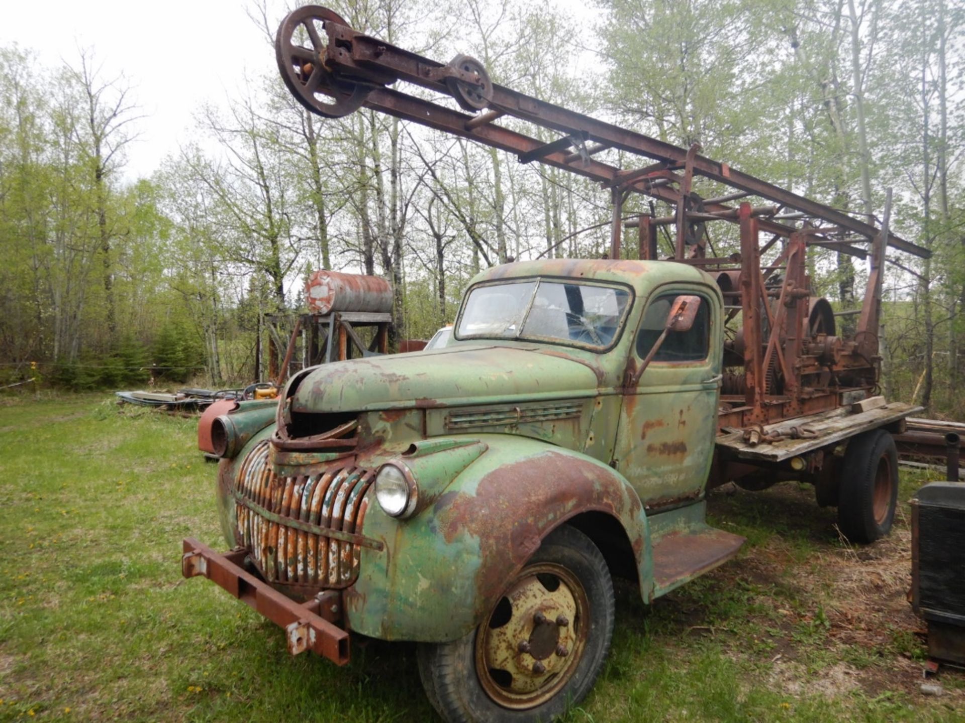 1944 CHEV S/A W/ WATER WELL POUNDER RIG
