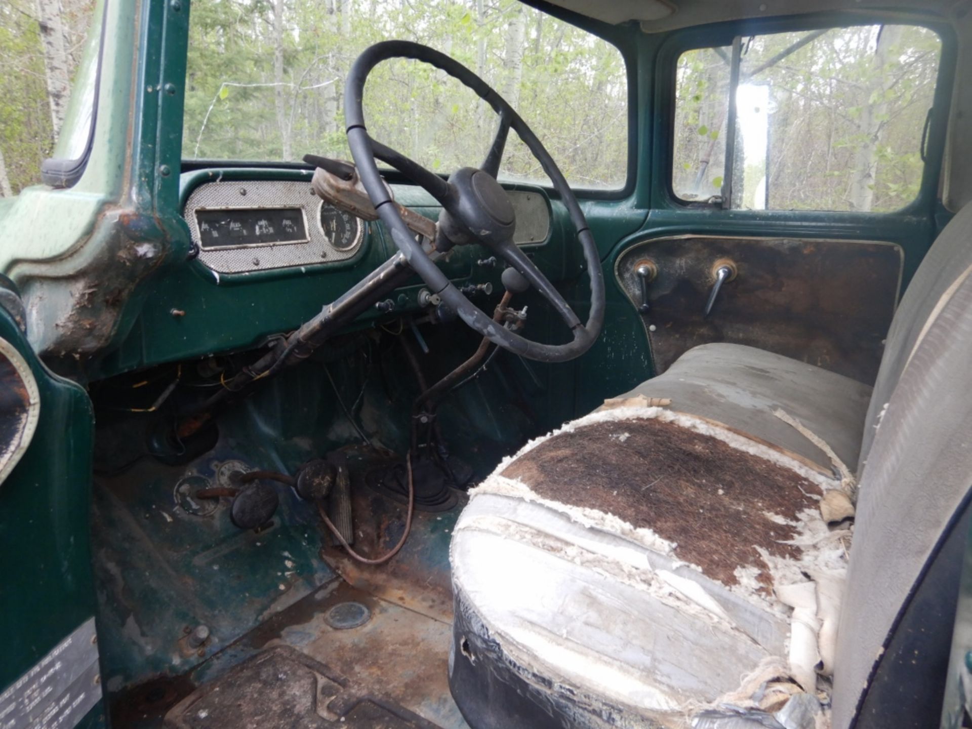 1948 DODGE JOB-RATED H 2-TON S/A TRUCK W/WOOD BOX & HOIST, (NOT RUNNING, EXTRA USED ENGINE TO BE - Image 6 of 9