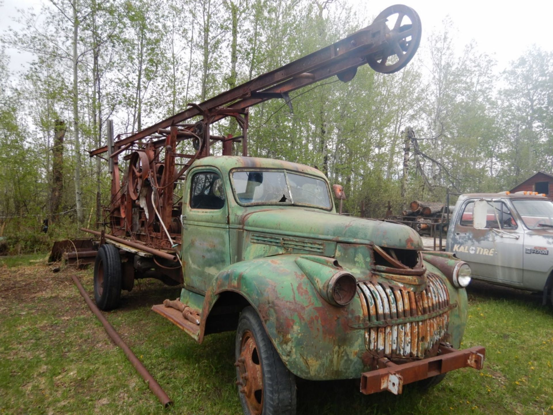 1944 CHEV S/A W/ WATER WELL POUNDER RIG - Image 2 of 7