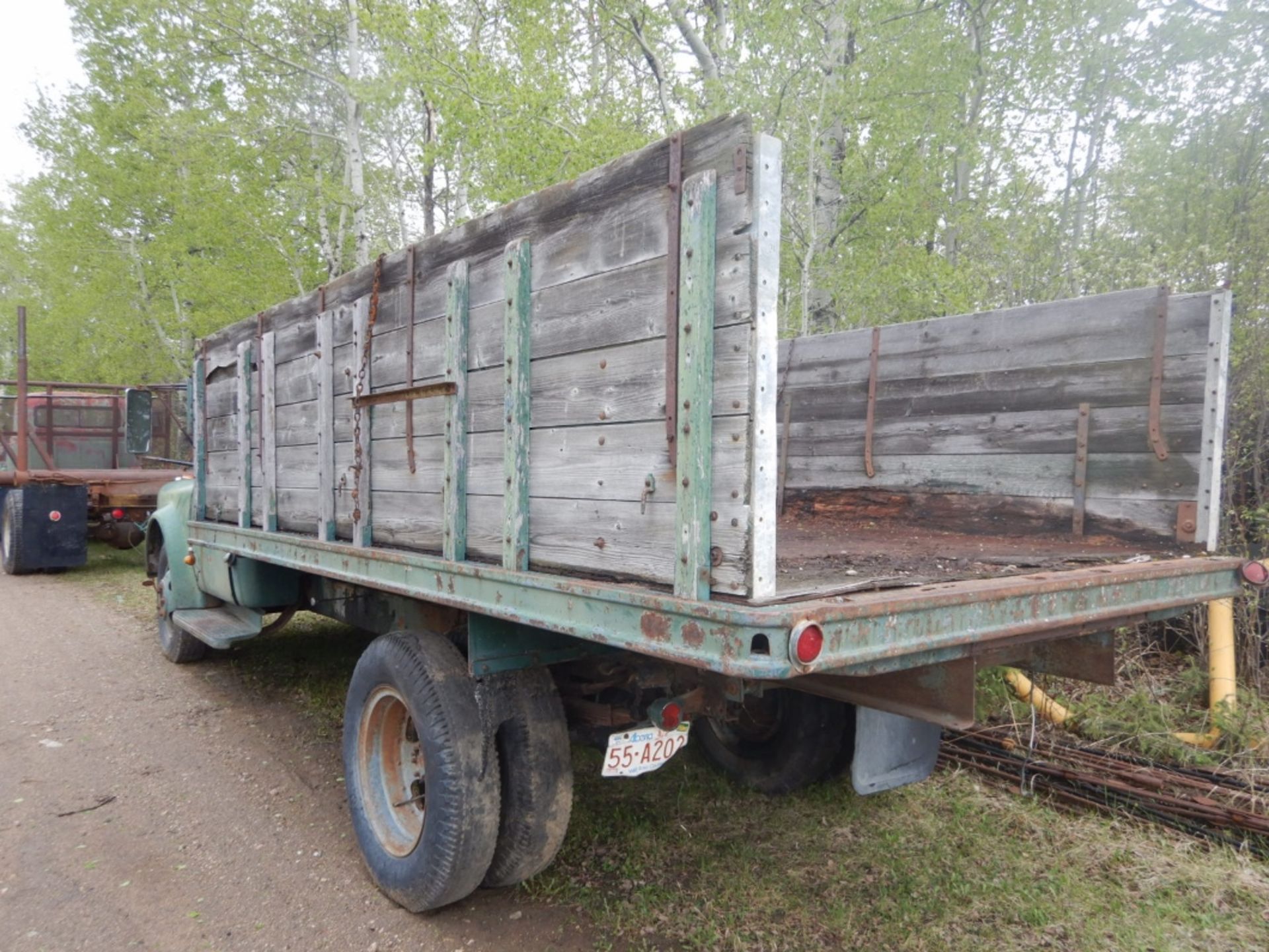 1948 DODGE JOB-RATED H 2-TON S/A TRUCK W/WOOD BOX & HOIST, (NOT RUNNING, EXTRA USED ENGINE TO BE - Image 2 of 9