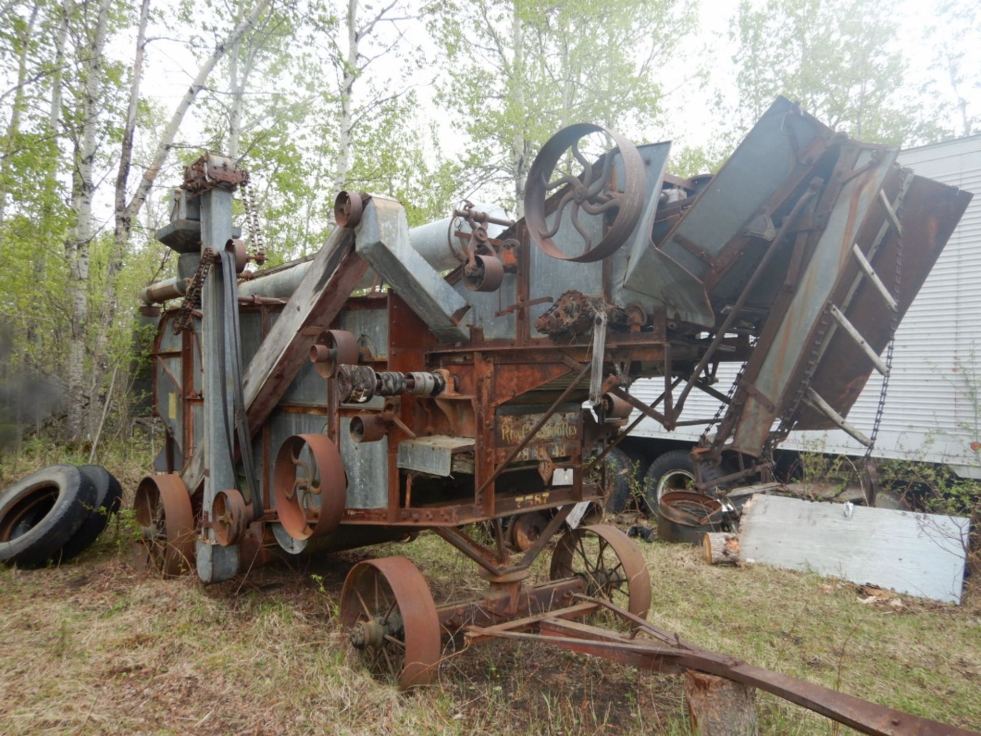 WATERLOO 5026 THRESHING MACHINE - (RUNNING WHEN PARKED)