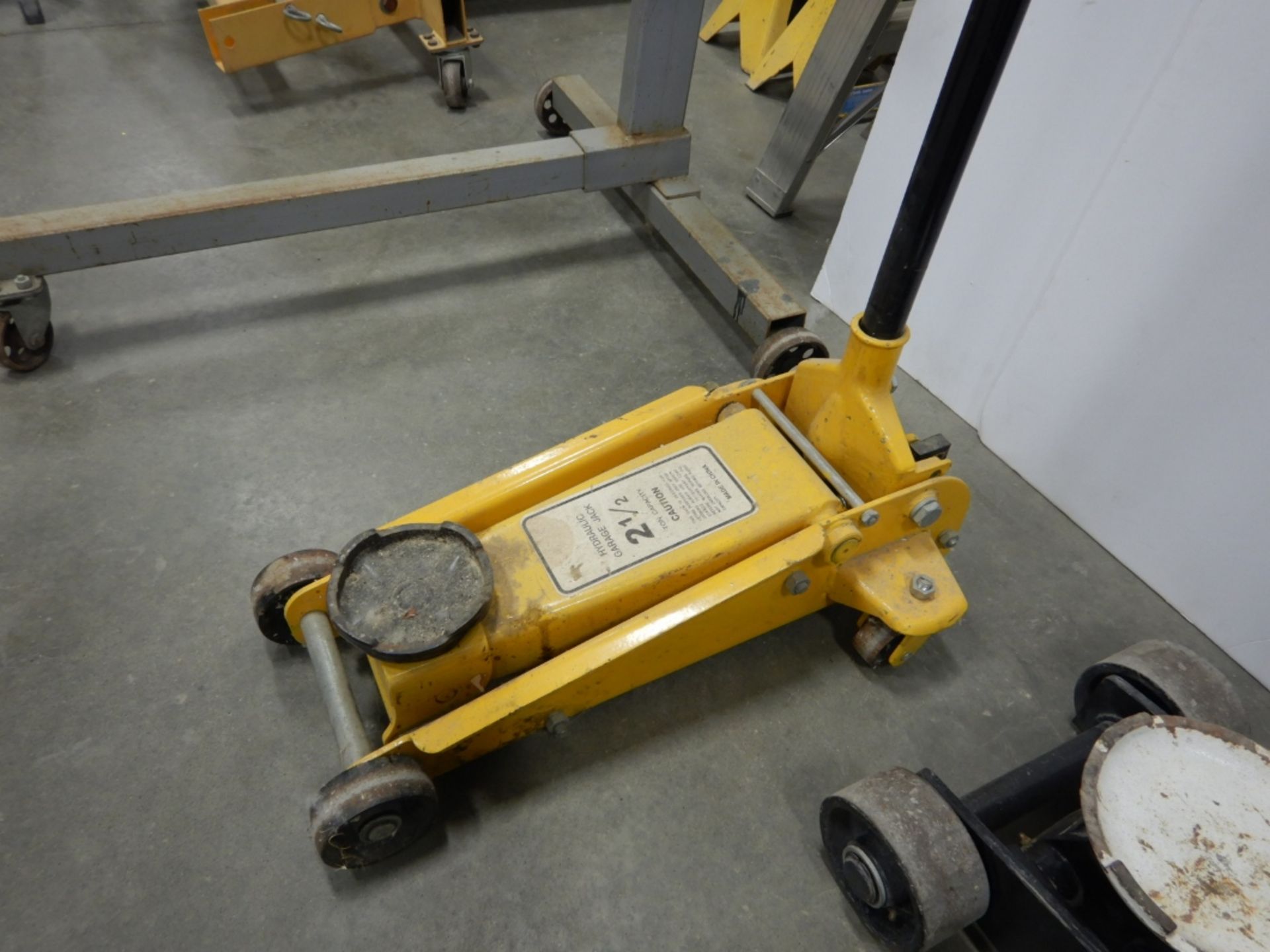 2 1/2 TON HYDRAULIC FLOOR JACK - Image 2 of 2