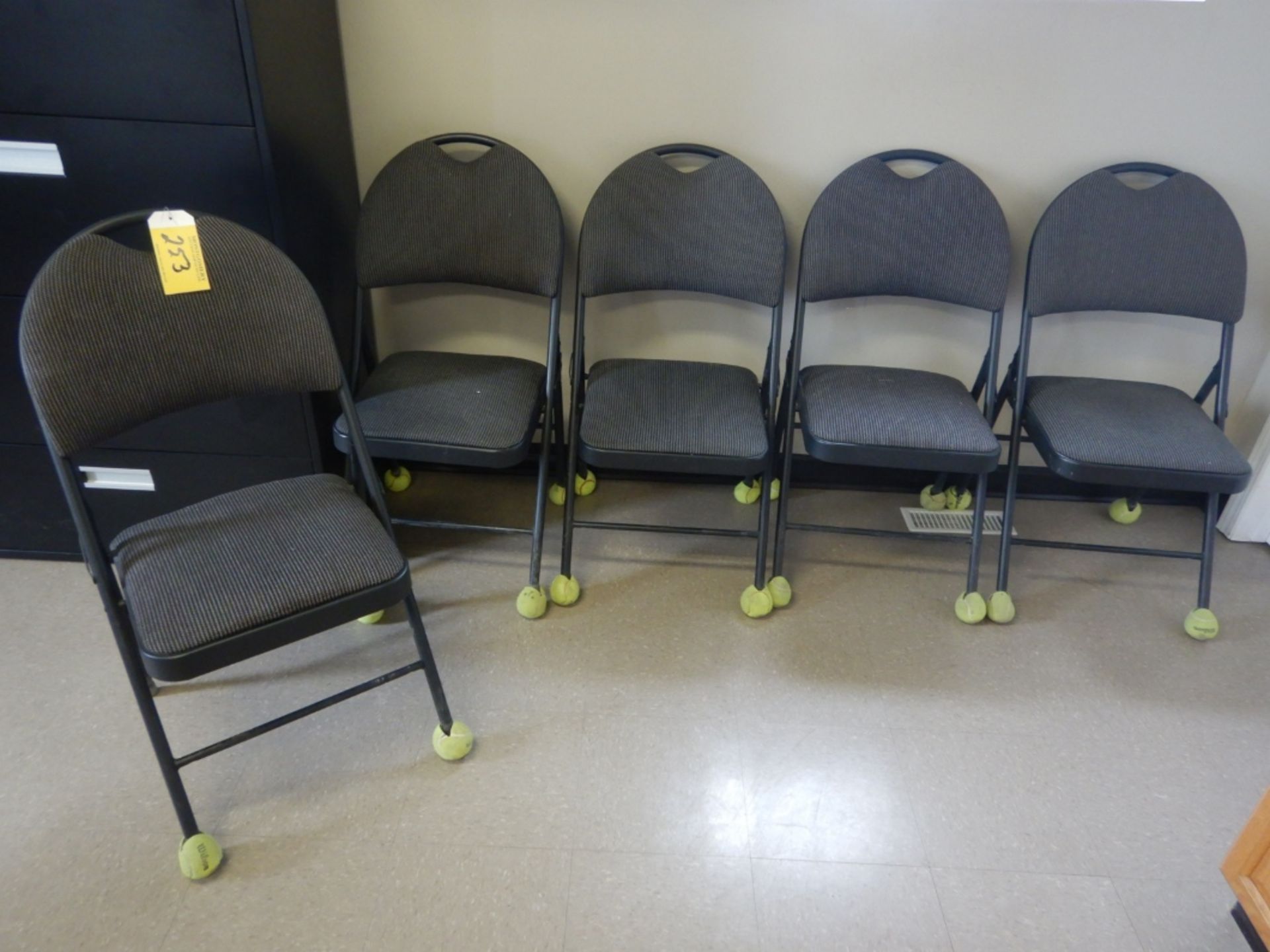 L/O 5 FOLDING CLOTH CHAIRS - Image 2 of 2