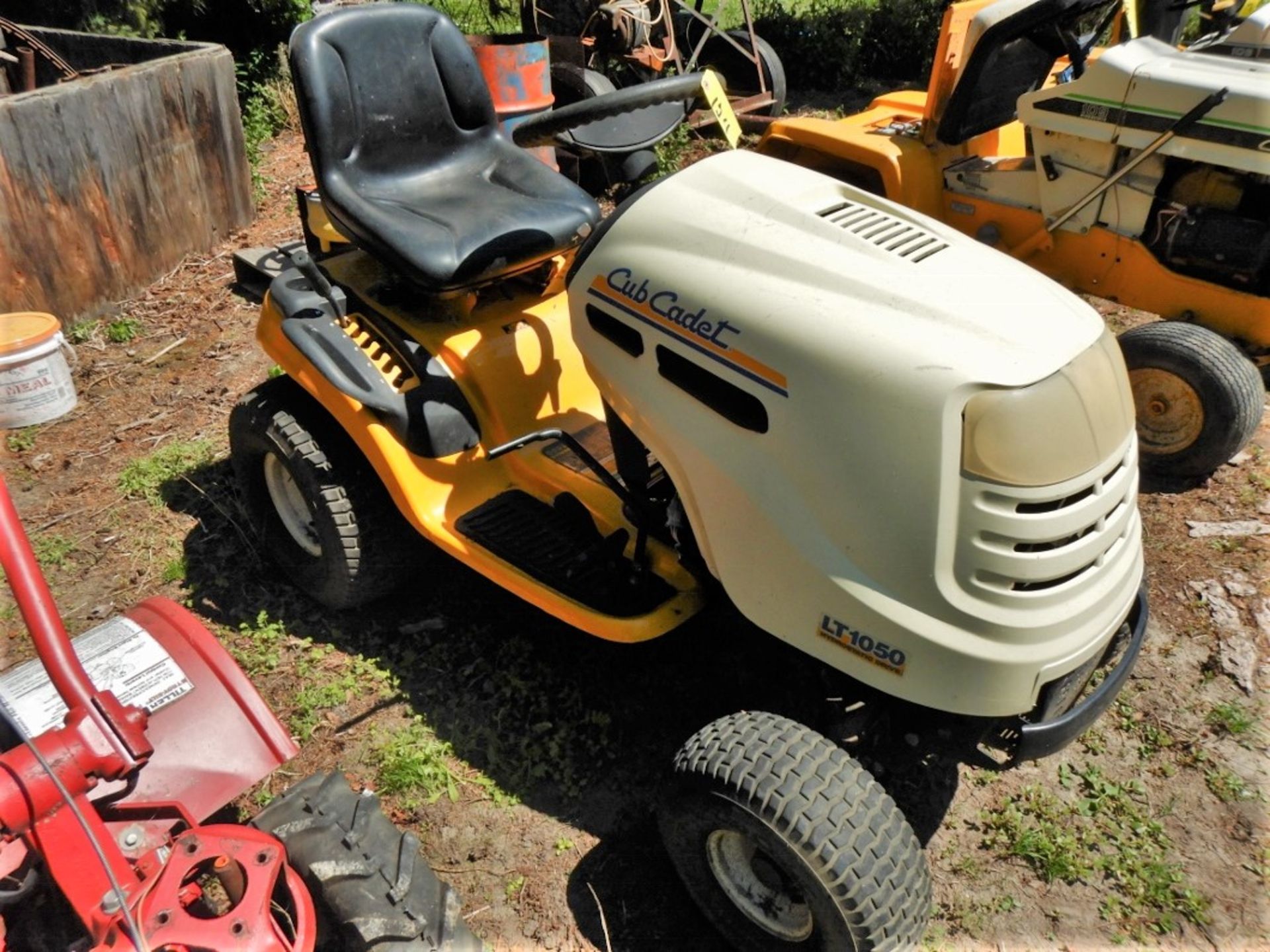 CUB CADET LT1050 HYDROSTATIC LAWN TRACTOR W/23 HP KOLHER ENGINE S/N 1B236H202278 (NO MOWER DECK) - Image 3 of 5