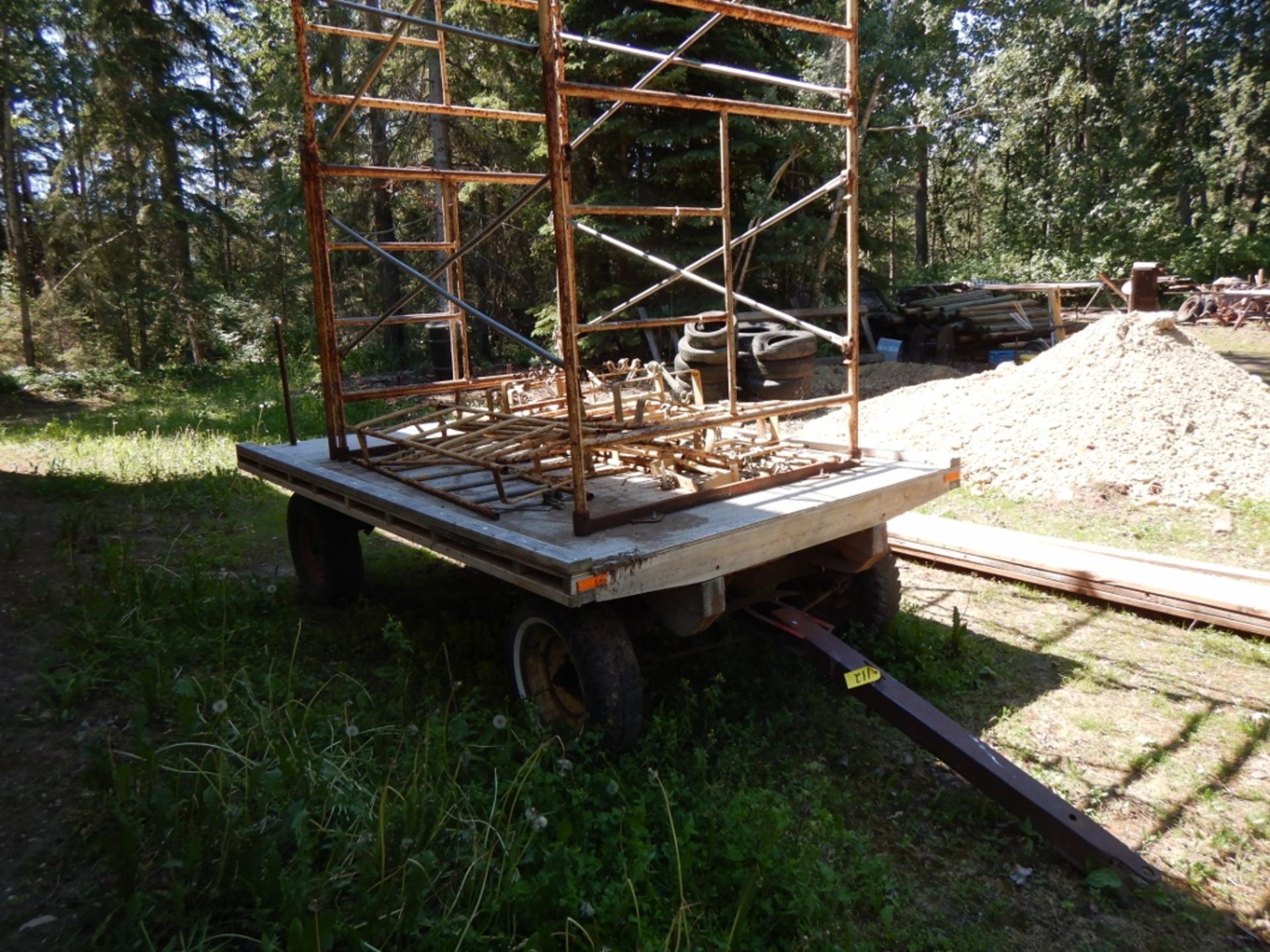 L/O SCAFFOLDING MOUNTED ON 8 FT X 13 FT 4-WHEELED FARM WAGON - Image 2 of 5