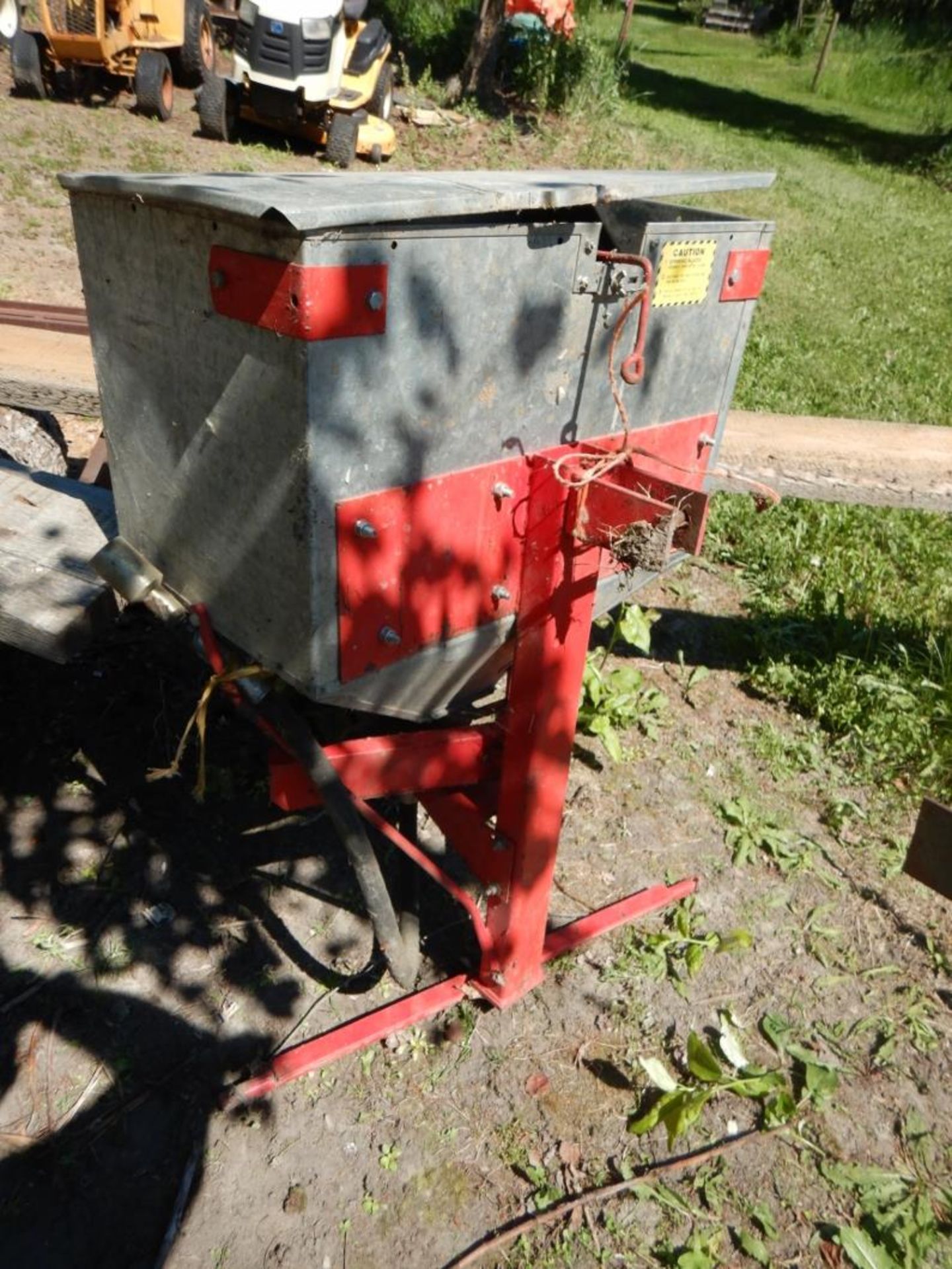 THOMPSON SEEDER CO. GRANNULAR BROADCASTER 3PT MODEL S3B - Image 3 of 5