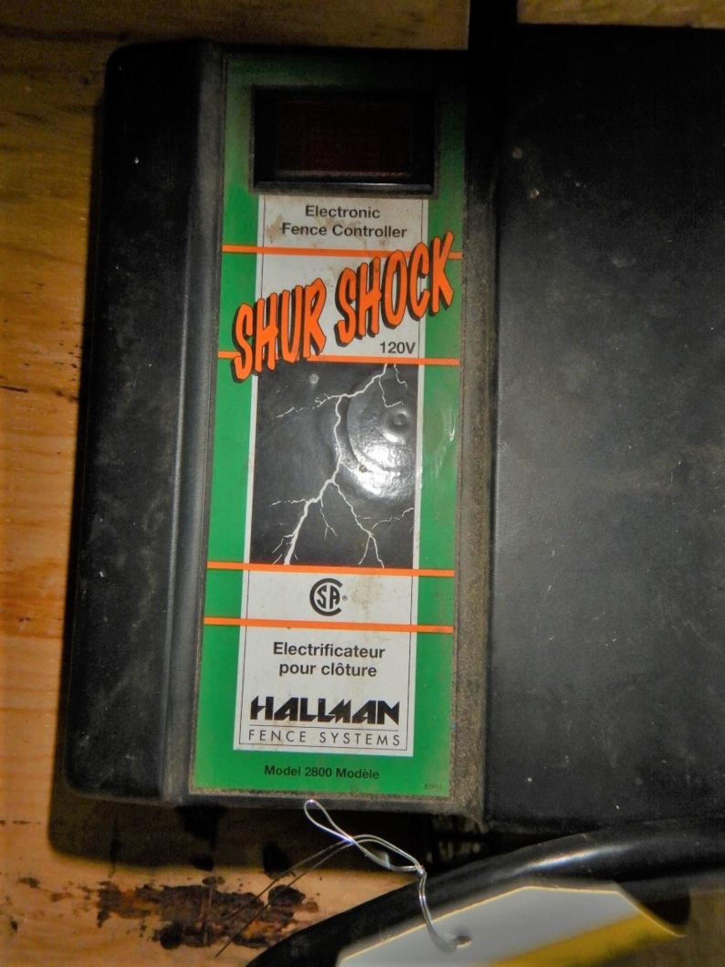 HALLMAN SURE SHOCKER 110V ELECTRIC FENCE CHARGER, ELECTRIC FENCE WIRE AND ROLLER, WOOD POST - Image 4 of 6